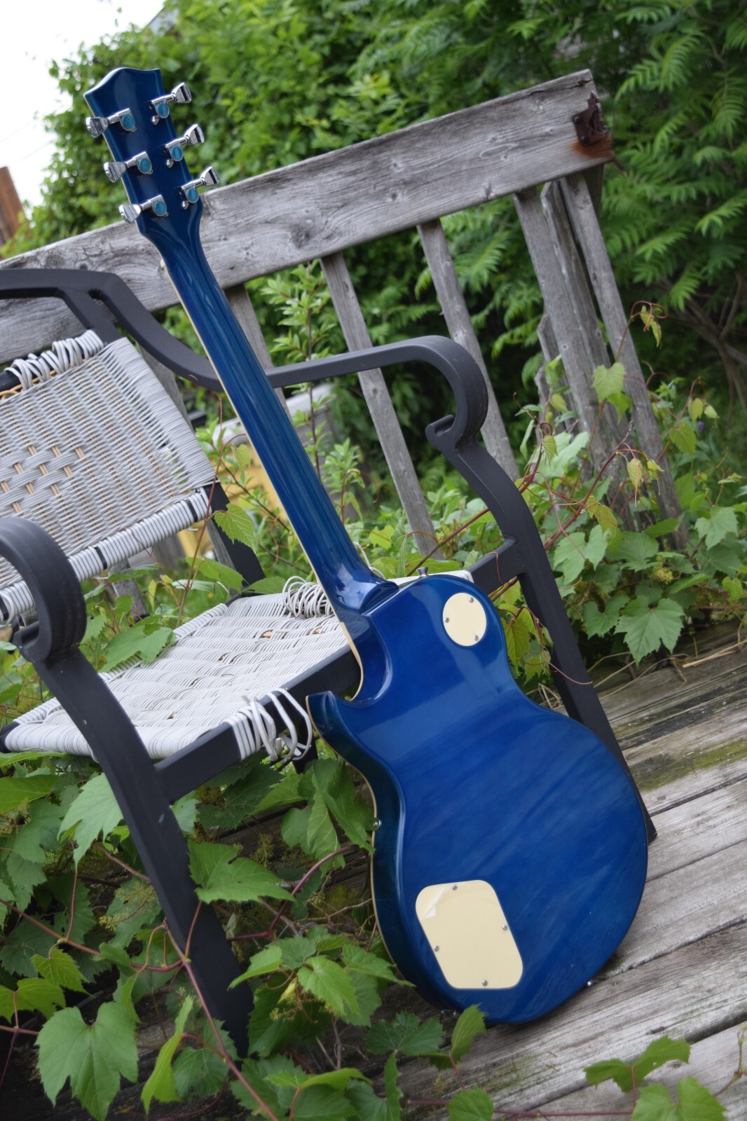 Electric Guitar Mahogany Body Maple Top into Blue Finish (Groove Canadian Brand)