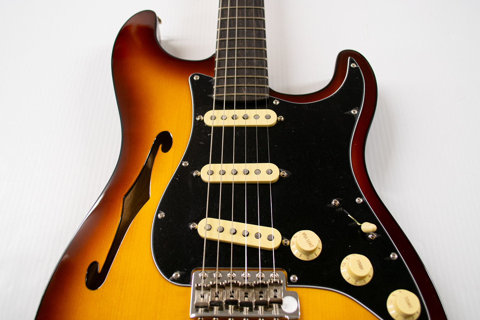 Fender Limited-edition Suona Stratocaster Thinline (DEMO) – Violin Burst