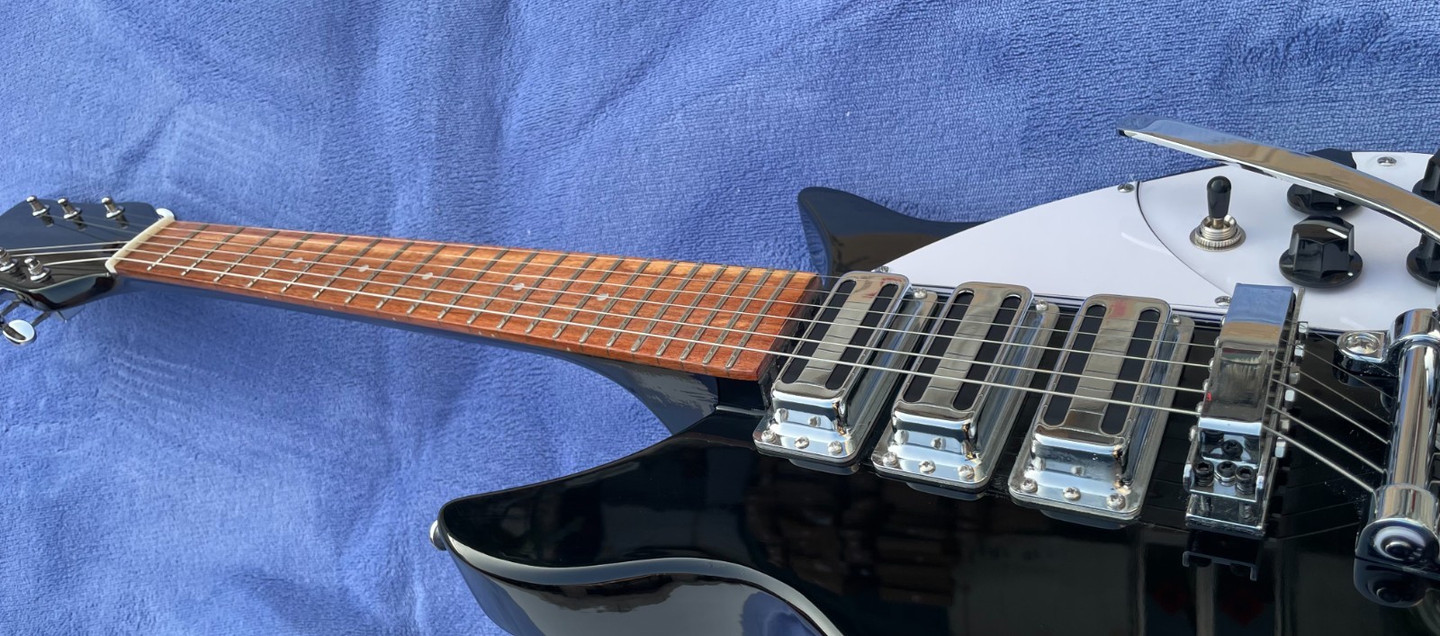 20.7″ Scale Length R 6 Strings Electric Guitar Solid Body Bone Nut Glossy Finish