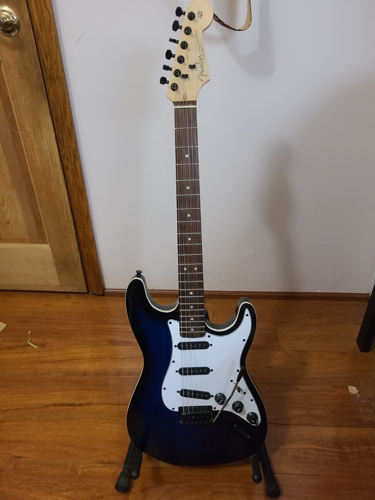 Stratocaster Partscaster – transparent blue with white binding