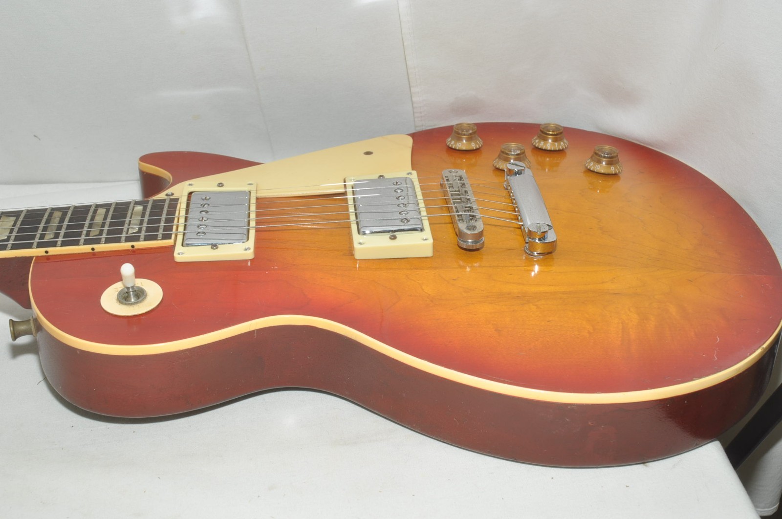 Bunny lespaul Model FERNANDES FLG-70 1977 Electric guitar RefNo 7683