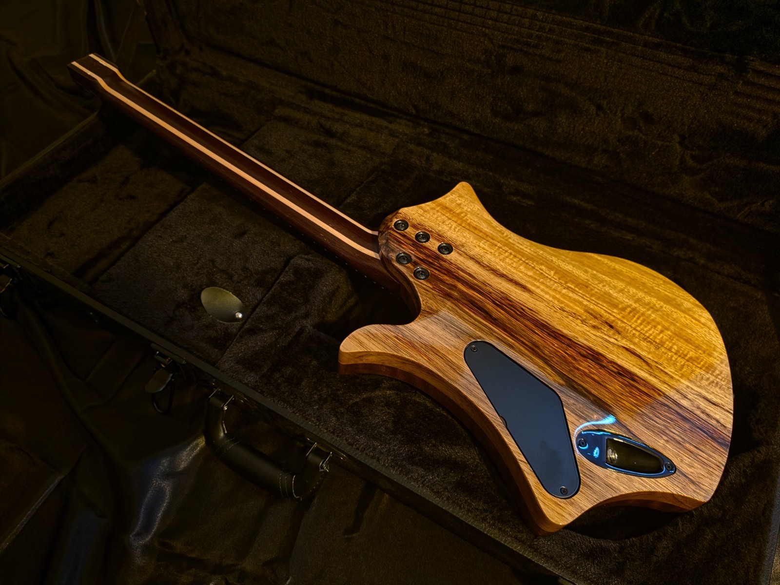 KHILO_KHSC Walnut headless guitar