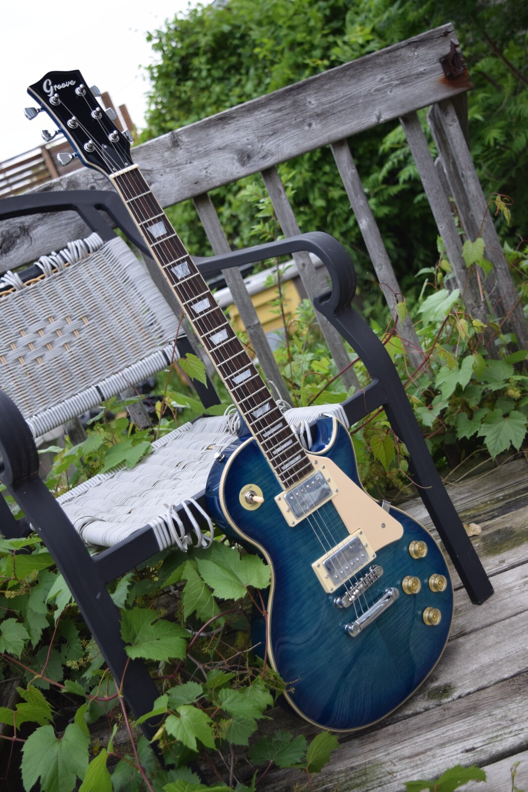Electric Guitar Mahogany Body Maple Top into Blue Finish (Groove Canadian Brand)