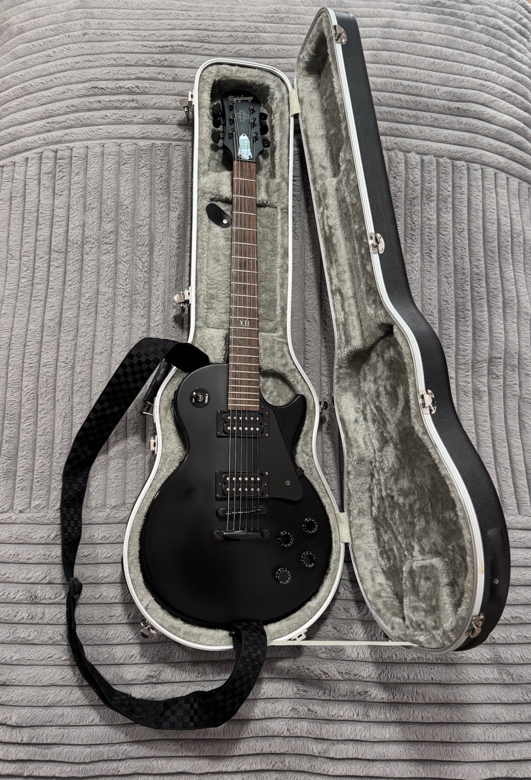 2002 Epiphone Goth Les Paul Made in Korea Electric Guitar w RoadRunner Hard Case