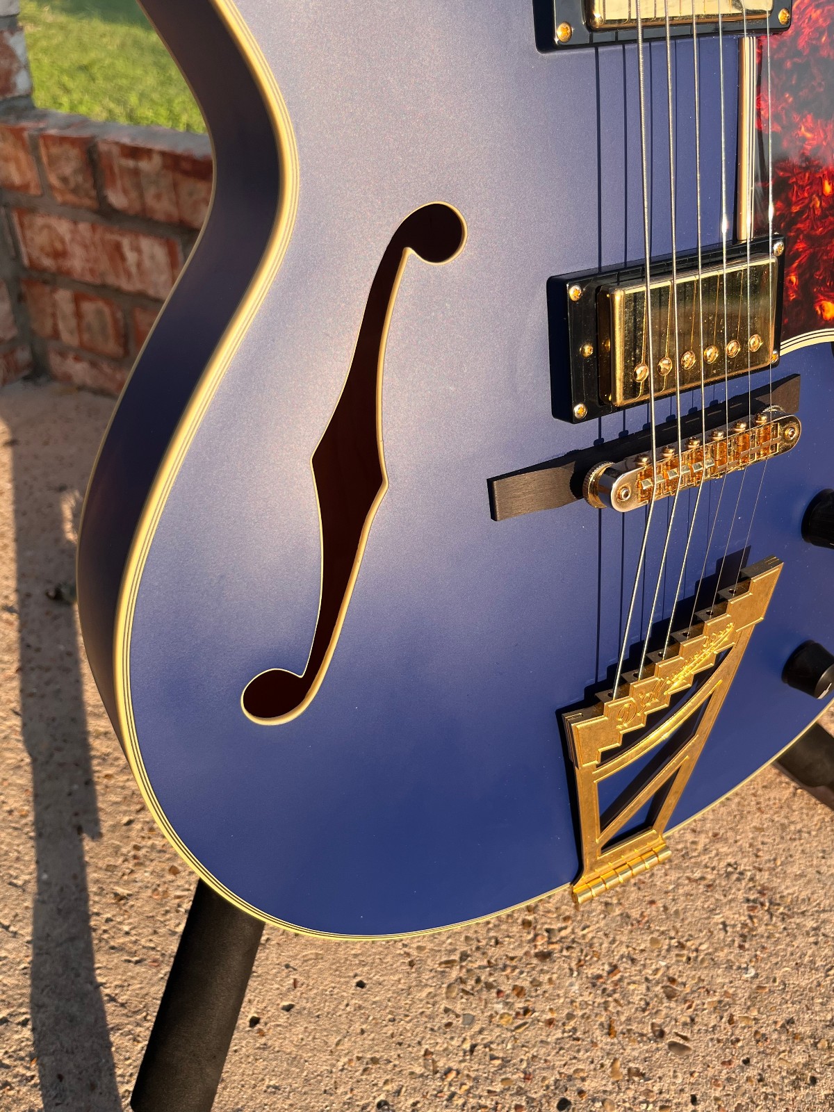 D’Angelico Deluxe DH ~ Hollowbody Archtop Guitar ~ matte royal blue ~ HSC ~ EXC