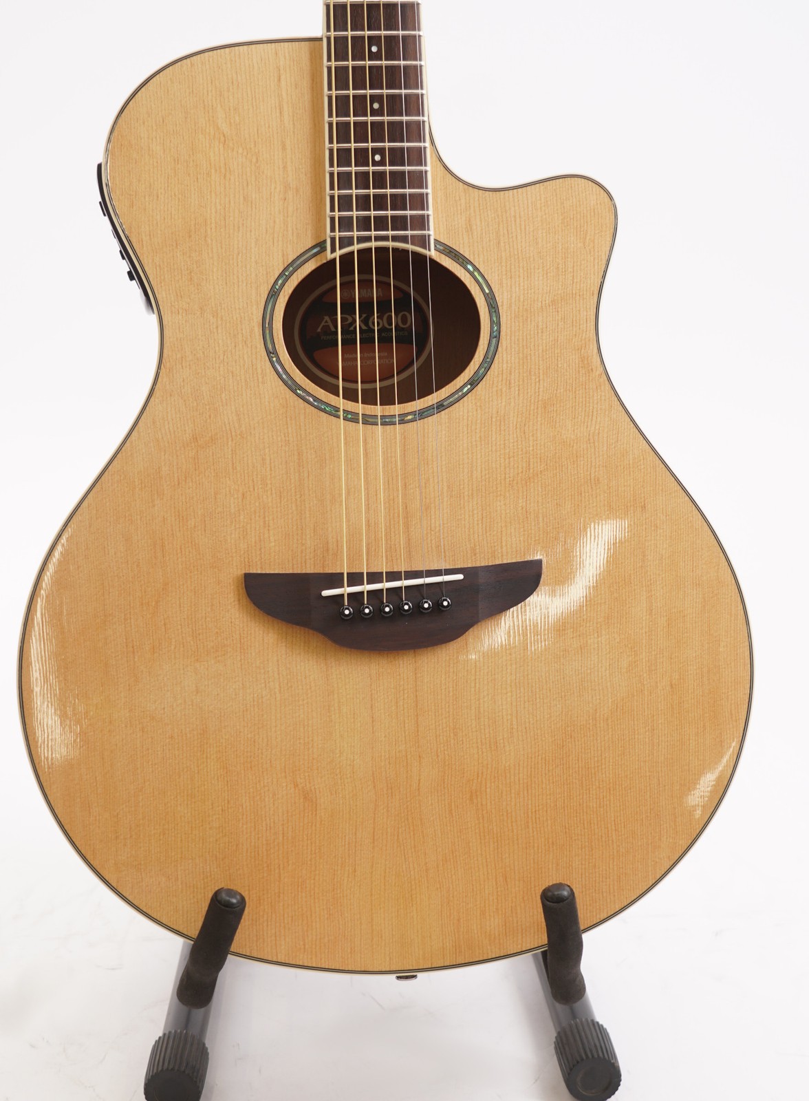 Yamaha APX600NA Thinline Acoustic-Electric Guitar (Natural) Bundle with Case
