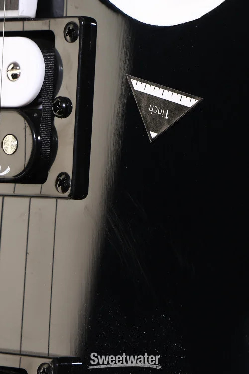 Jackson JS32 Warrior – Black with White Bevels