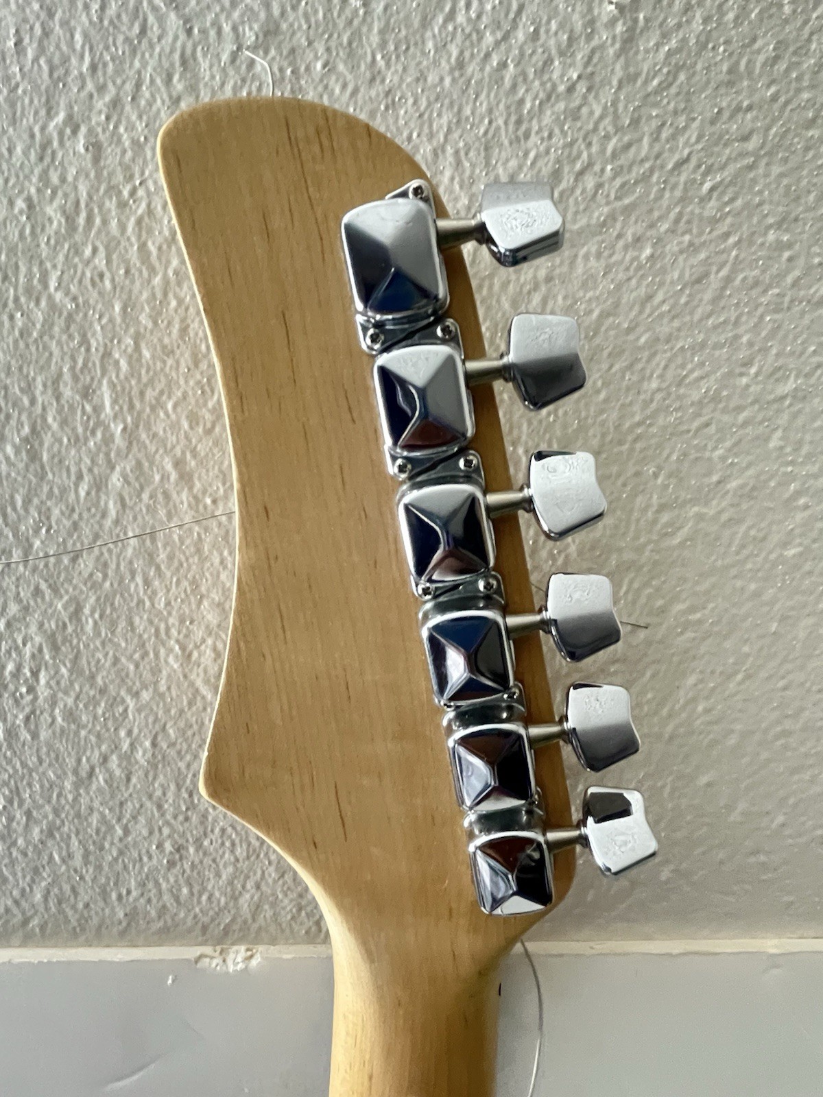 First Act ME305 Model Entry-level Solid-body Electric Guitar with Case