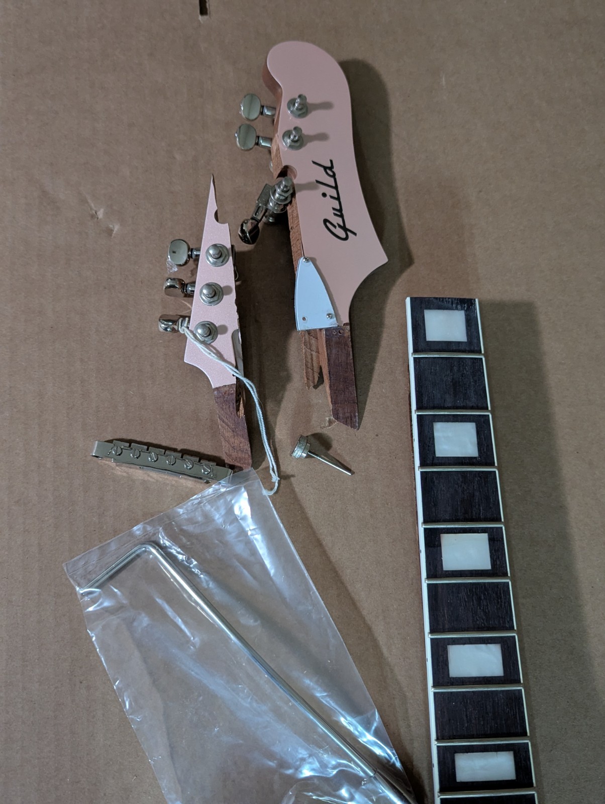 Guild Surfliner Deluxe Solidbody Electric Guitar W Floating Vibrato Tail – ISSUE