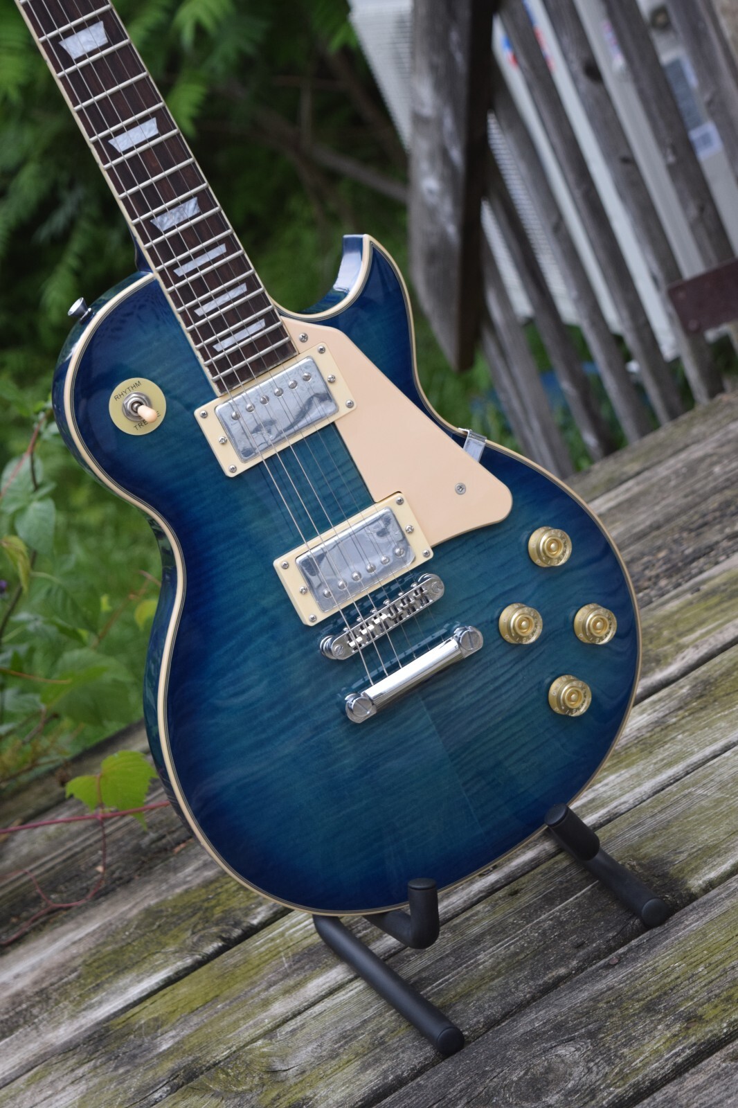 Electric Guitar Mahogany Body Maple Top into Blue Finish (Groove Canadian Brand)
