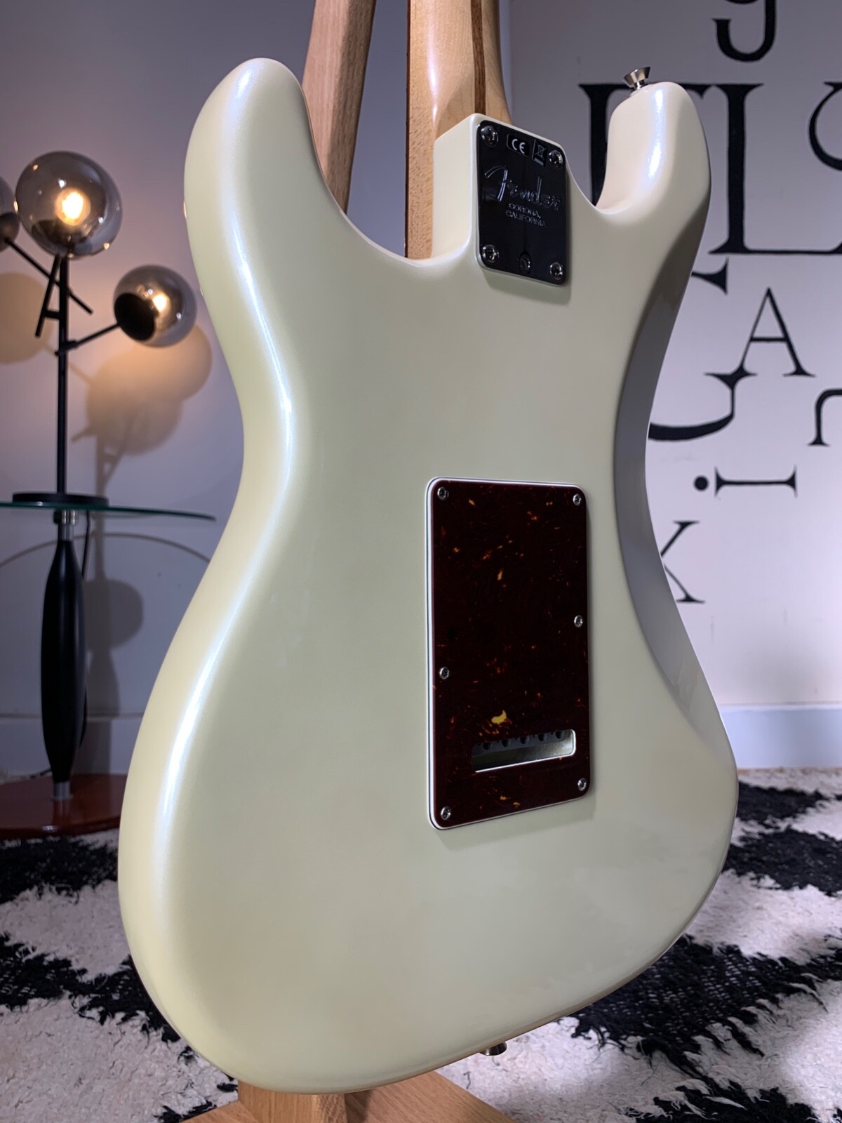 Fender Limited Edition American Showcase Stratocaster Olympic White pearl 7.8lb