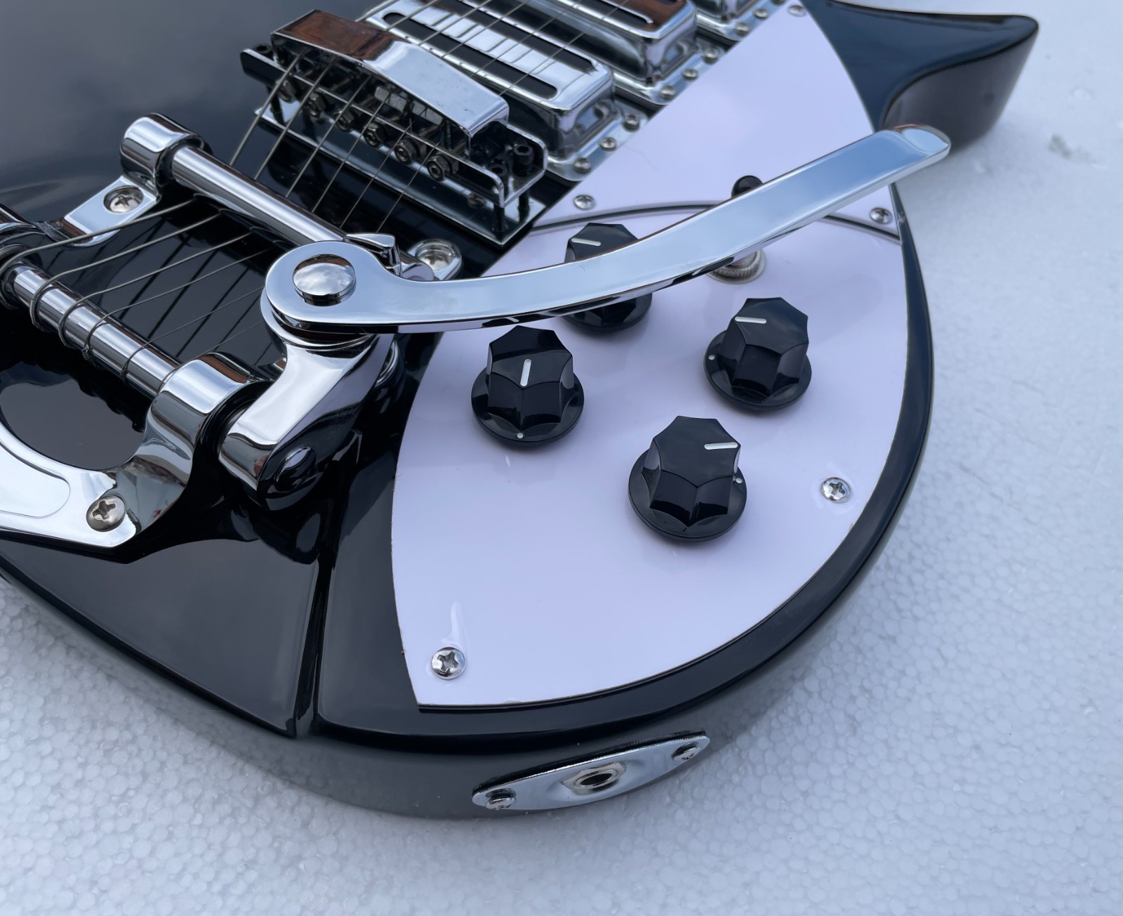 20.7 Inches Scale Length 6 String Electric Guitar Glossy Black Finish Solid Body