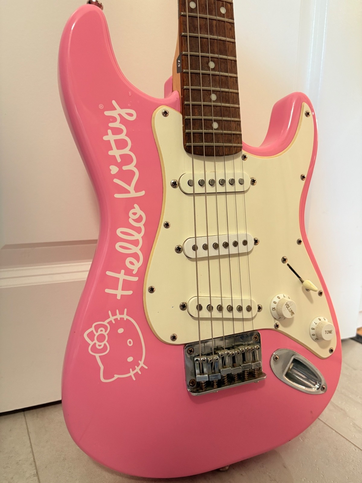 squier mini hello kitty guitar