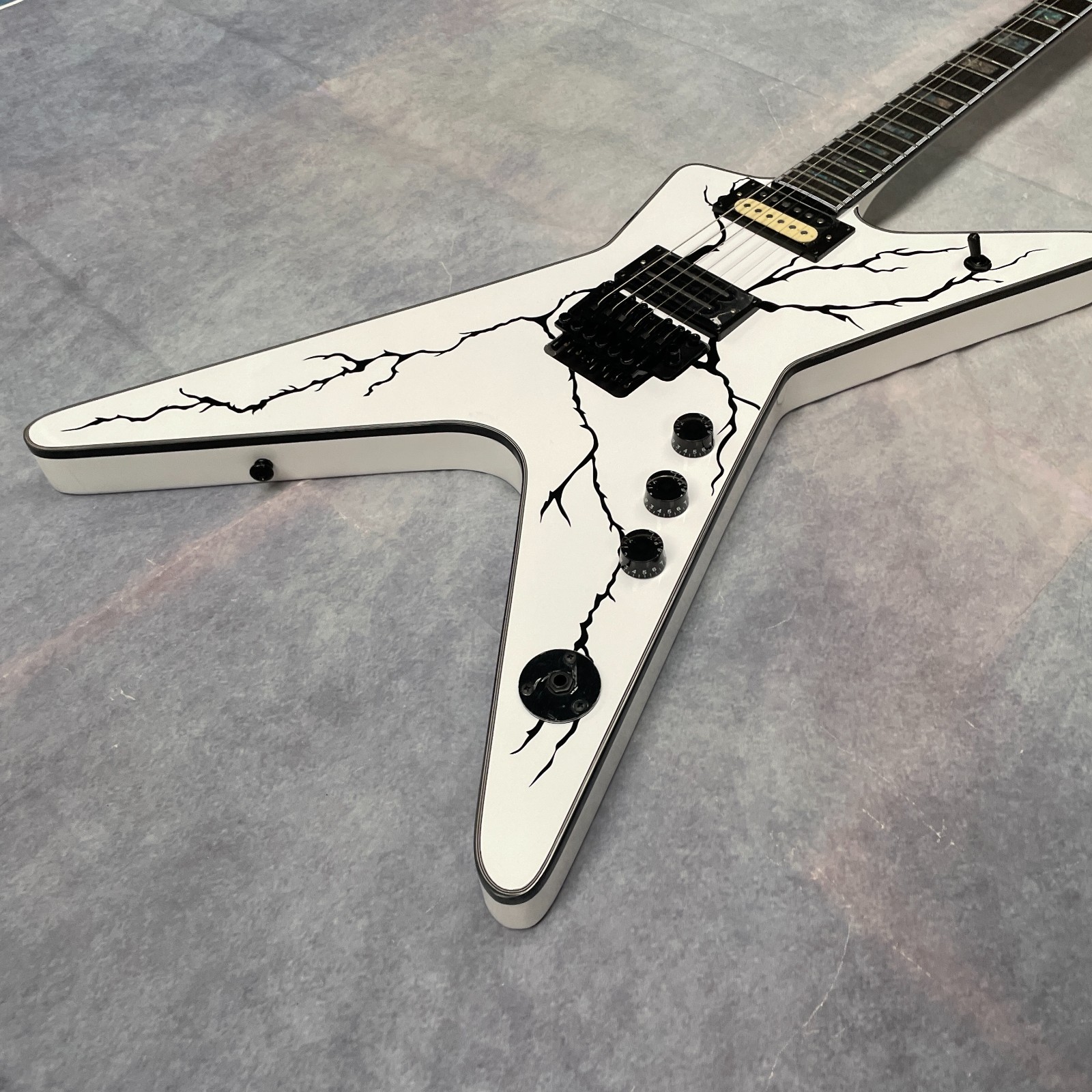 White Dime Washbun Electric Guitar Rosewood Fretboard Black Lightning Fast 9days