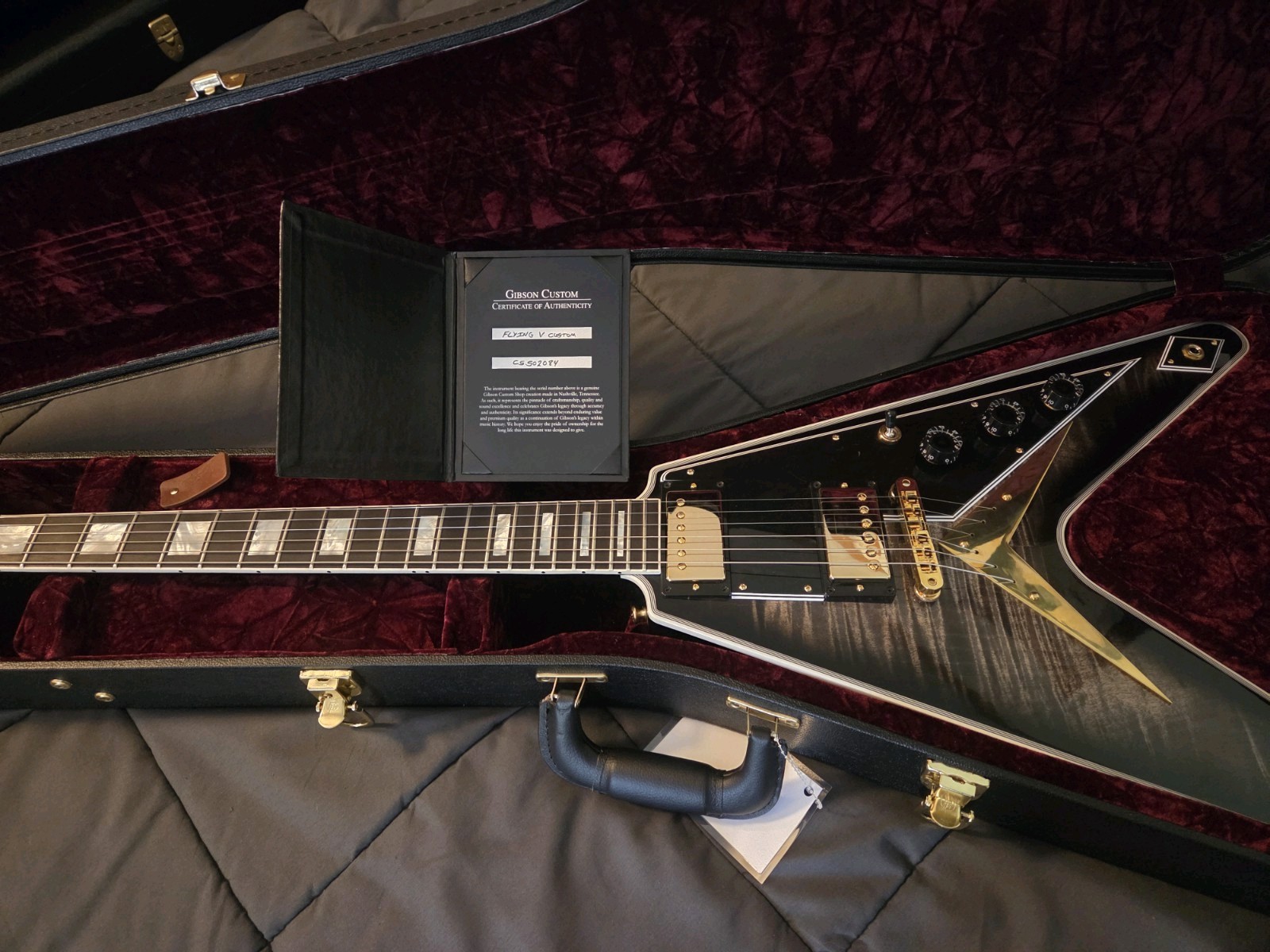 2025 Gibson Flying V Custom Shop Cobra Burst 7.1 Lbs. Hardshell Case