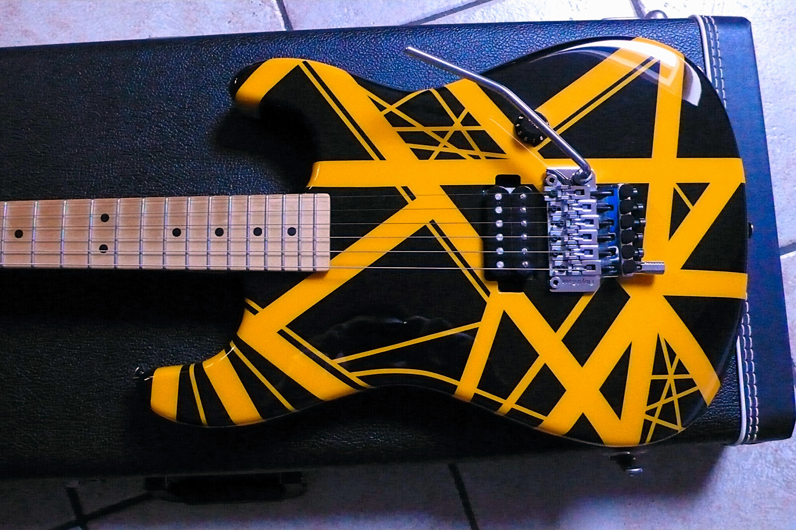 EVH Charvel “Bumblebee/VH2” guitar EDDIE VAN HALEN “EVH Art Series”