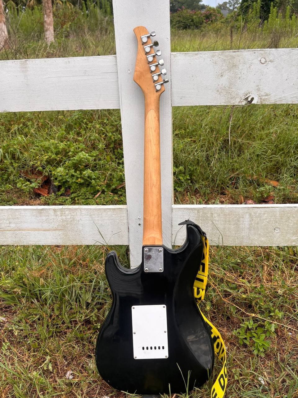 Silvertone SS11 Electric Guitar Missing One String Good Fast Shipping PH9