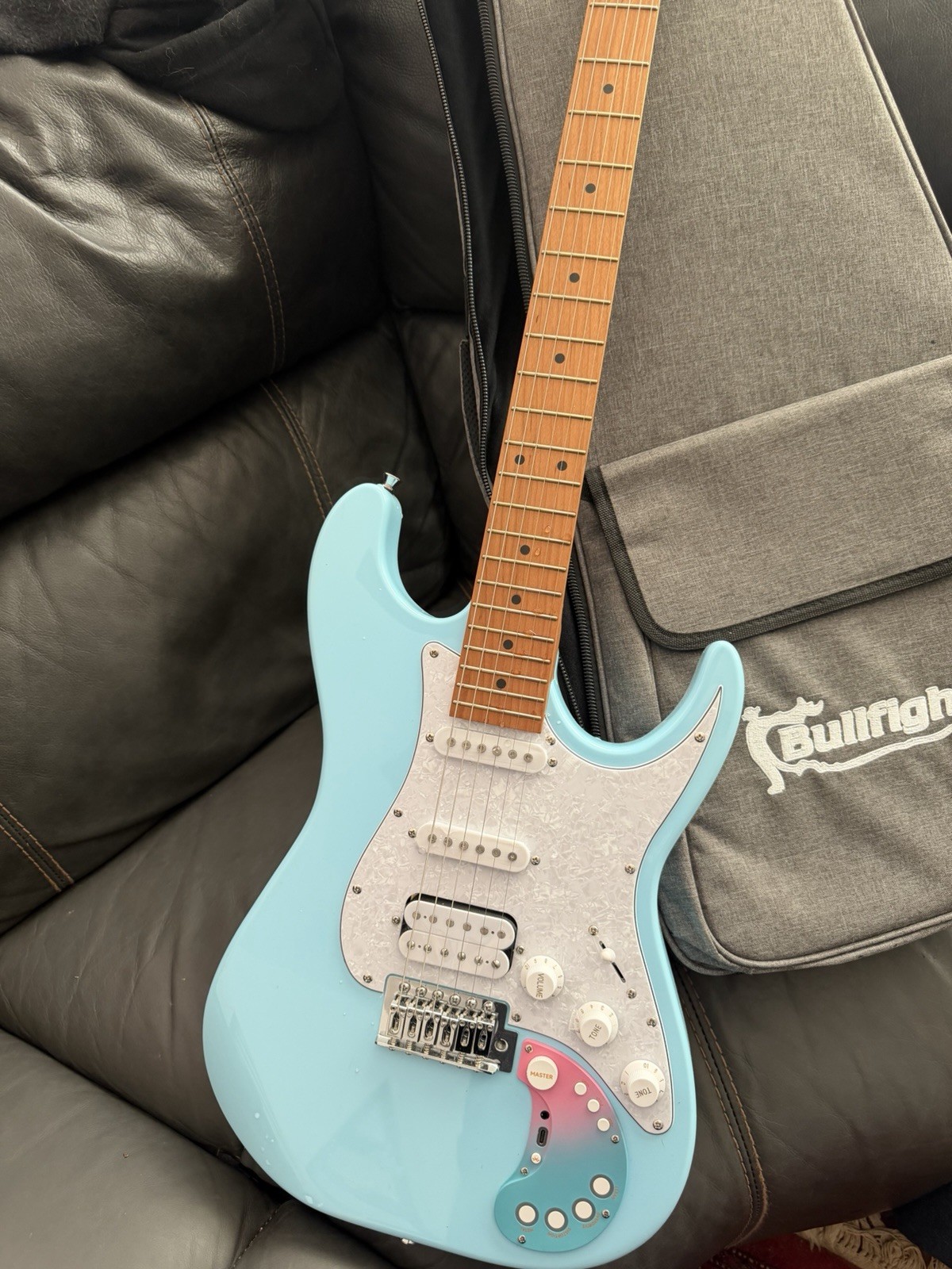 Bullfighter Intelligent ST-style electric guitar D160SE W/ Digital Effect BT