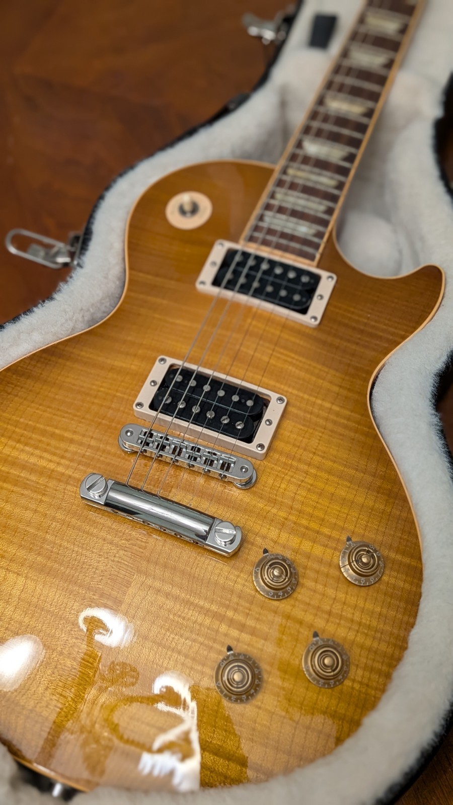 2006 Gibson Les Paul Standard Electric Guitar Trans Amber 6-String with OHSC
