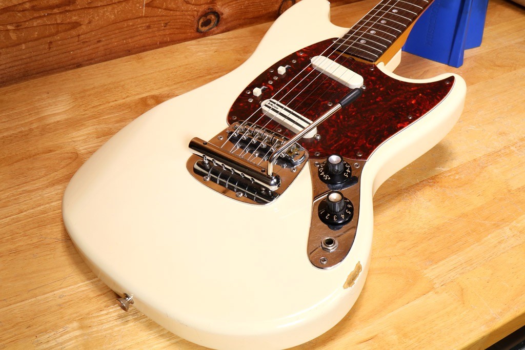 Fender MG-69 Mustang Reissue MIJ Olympic White w/ Duncan Pickup