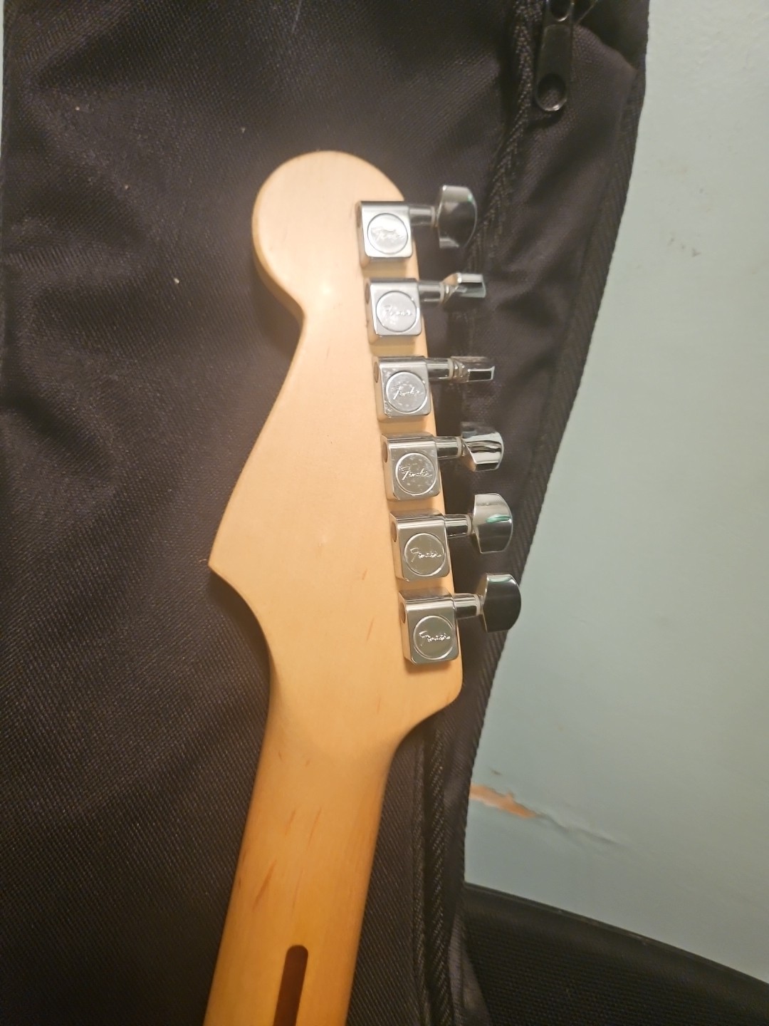 2004 FENDER Standard “Fat” Strat® HSS – MIM – Cream with dirty finger pickup