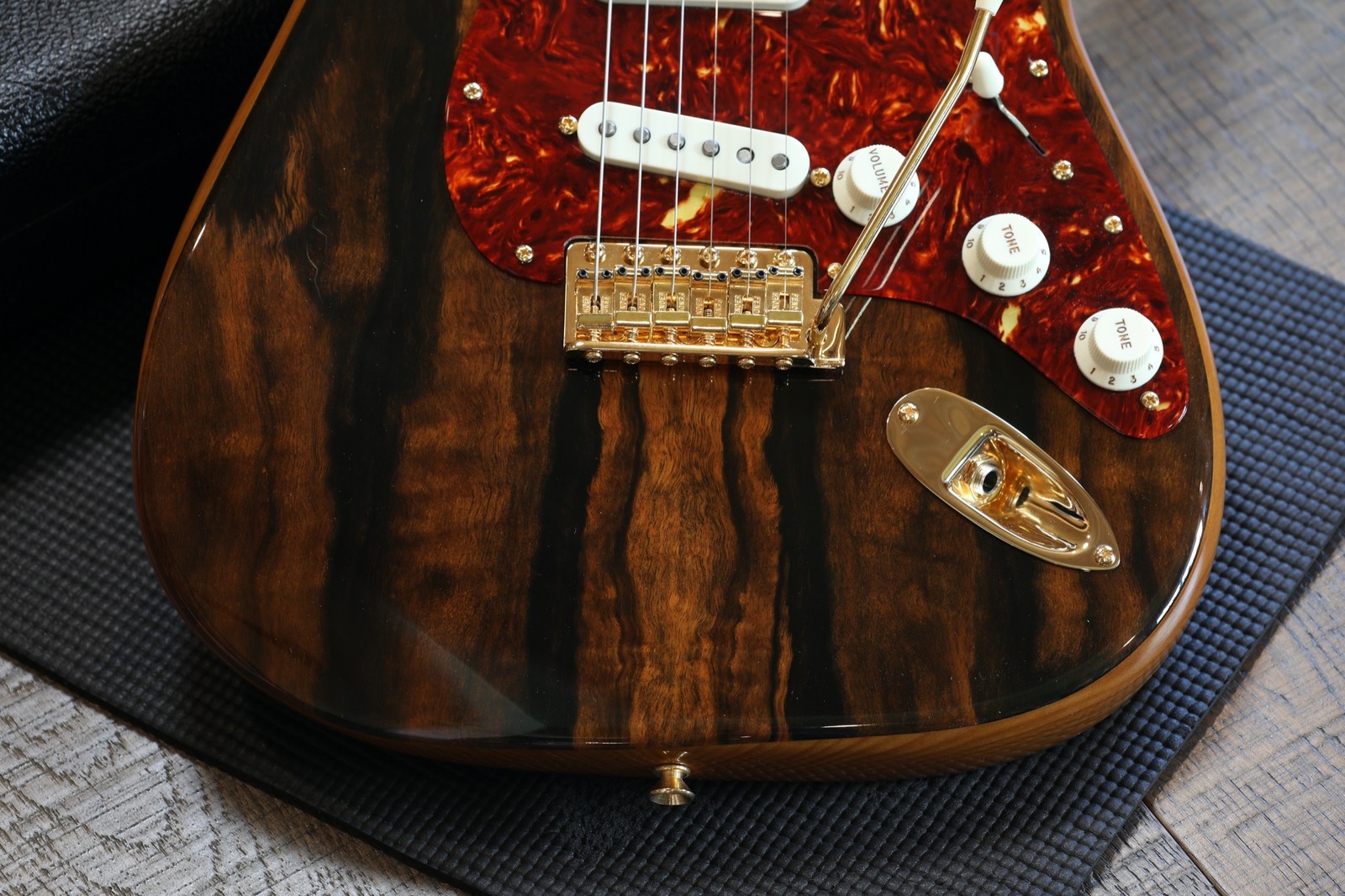 2020 Fender Custom Shop Artisan Pale Moon Stratocaseter Roasted Alder + COA OHSC