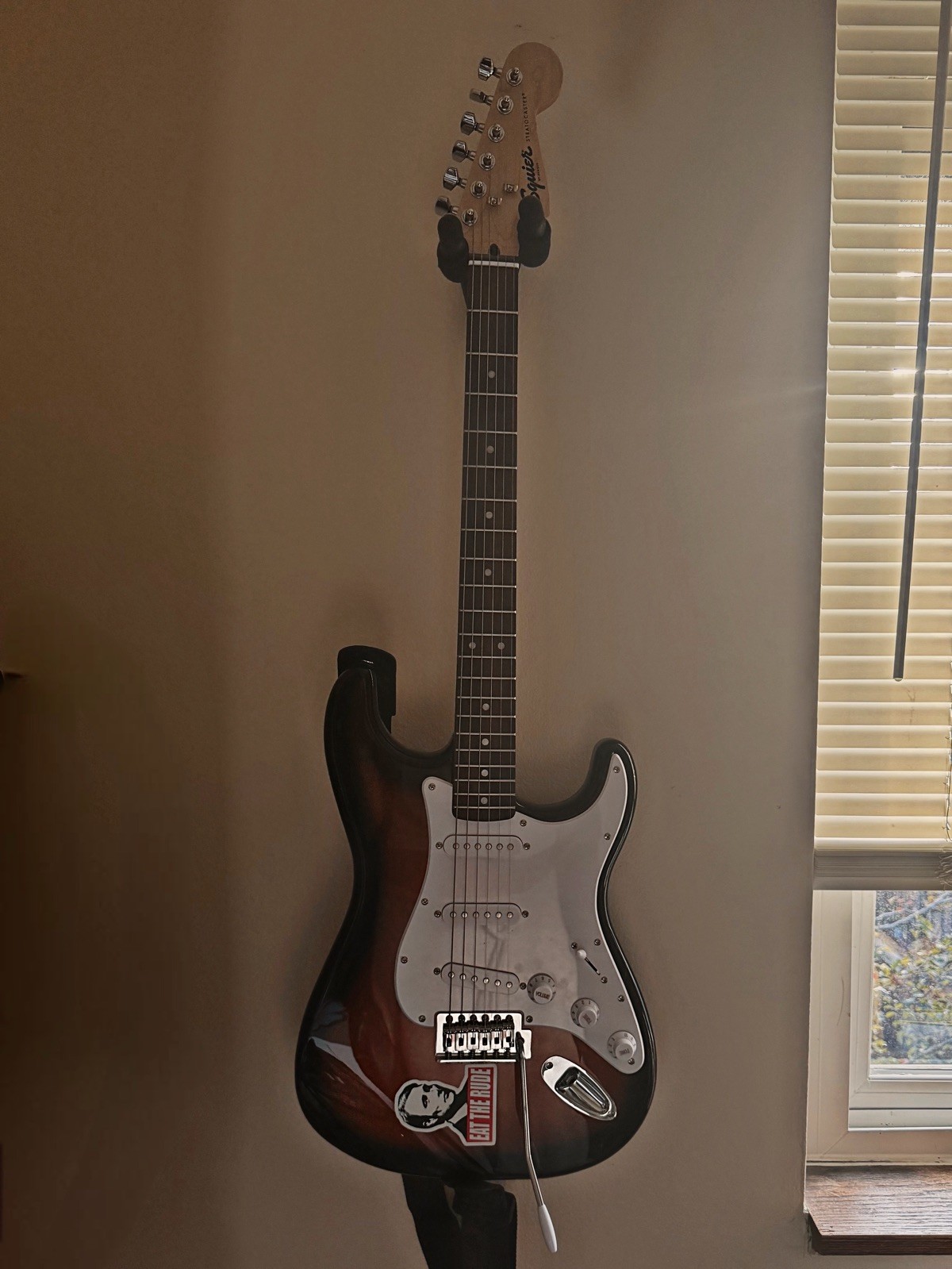 Fender Squier Stratocaster – 3-Tone Sunburst Electric Guitar Bundle