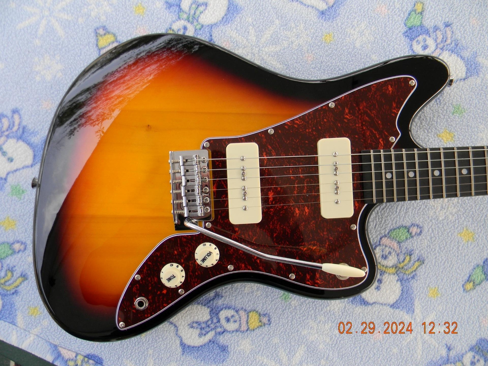 Monoprice Indio OS30 Offset , Hot Cream P90’s,Upgraded Capacitor, Gigbag,Nice