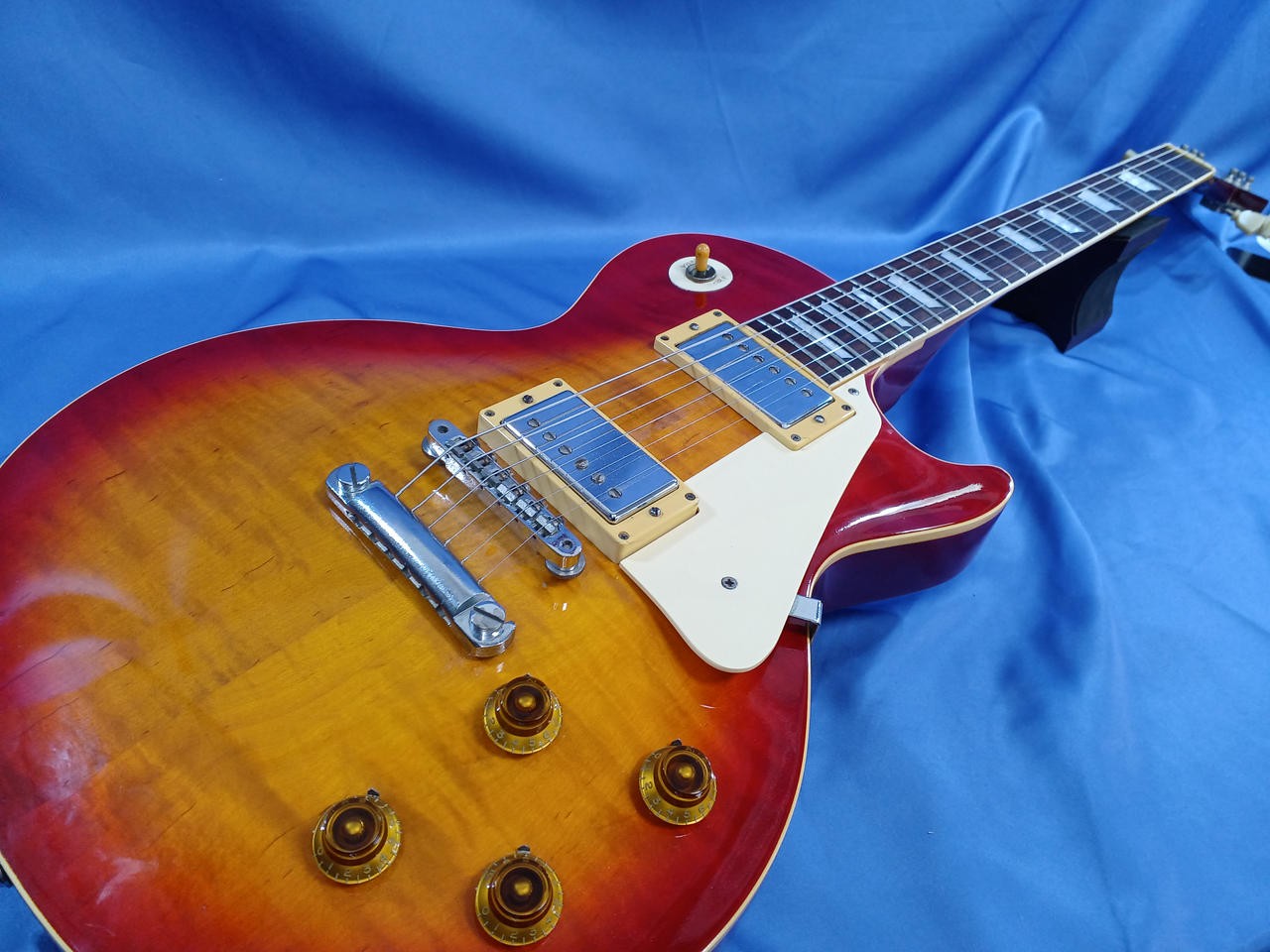 Tokai LS-100 LP Type 1983 Sunburst Electric Guitar W/Hard Case Used Product