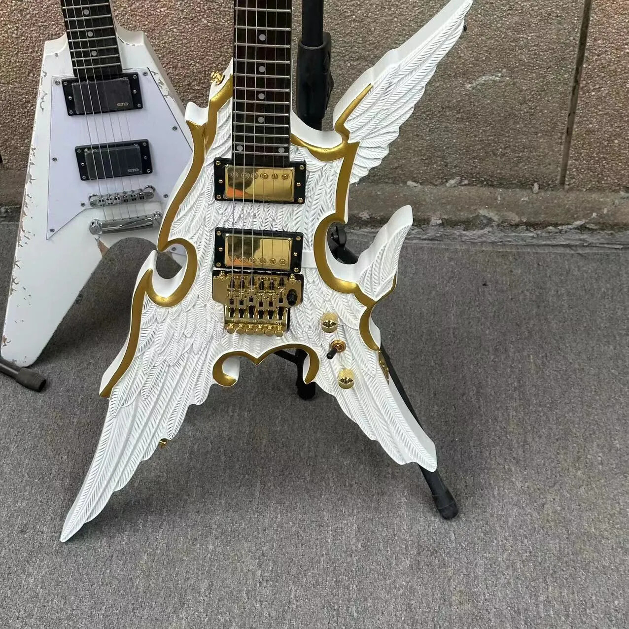 Engraved Angel Wings 6-string Split Electric Guitar White Body with Gold Rim