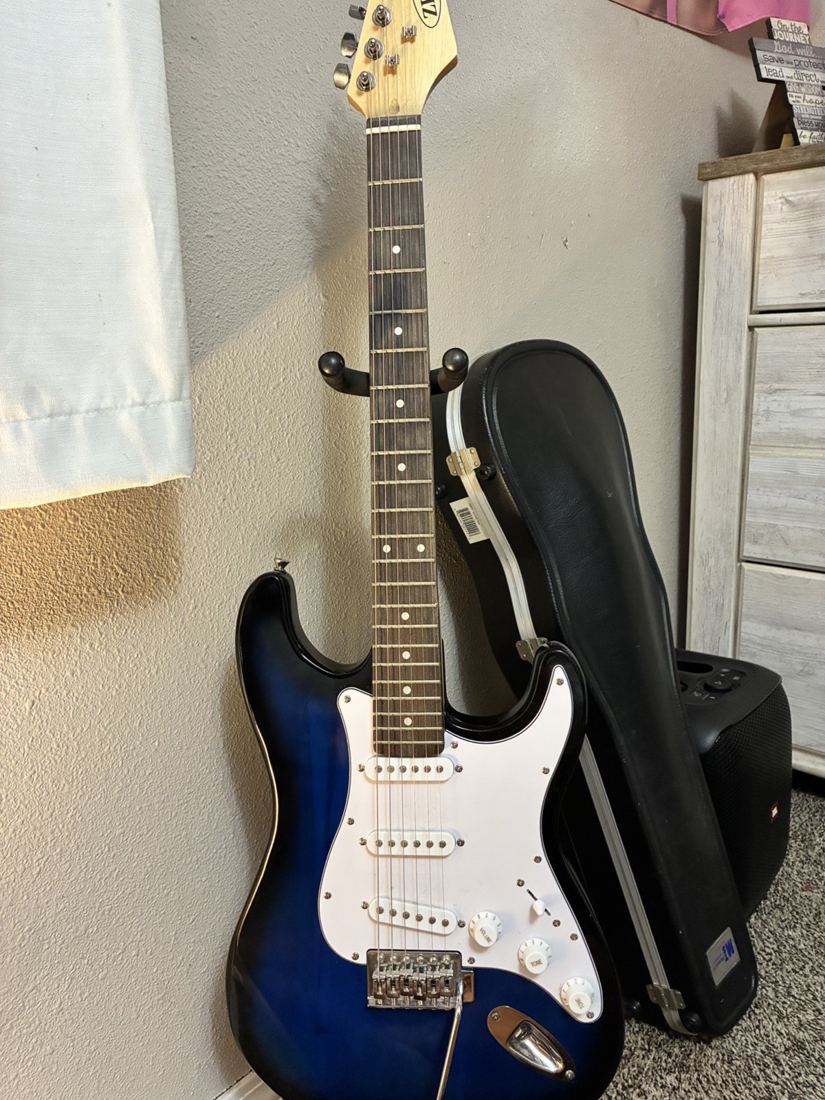 Zeny 6-String Blue Solid Body Electric Guitar w/ CYD-10 Amp and cable.