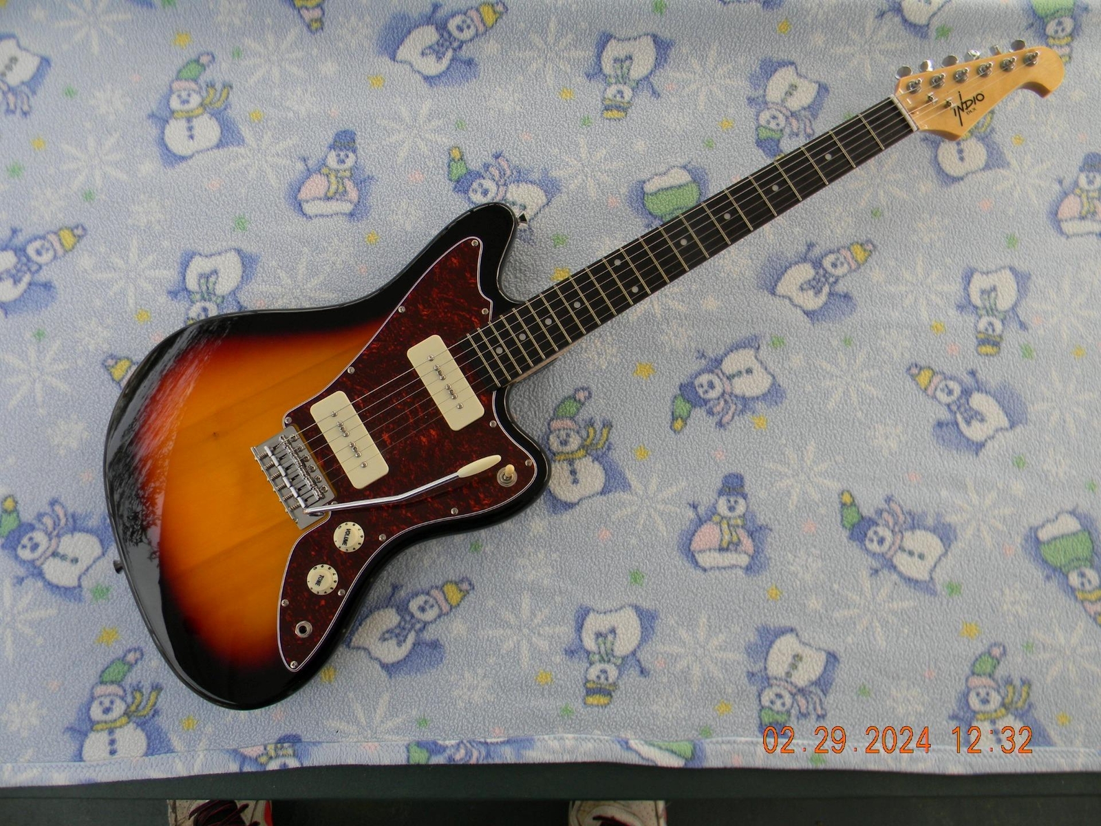 Monoprice Indio OS30 Offset , Hot Cream P90’s,Upgraded Capacitor, Gigbag,Nice