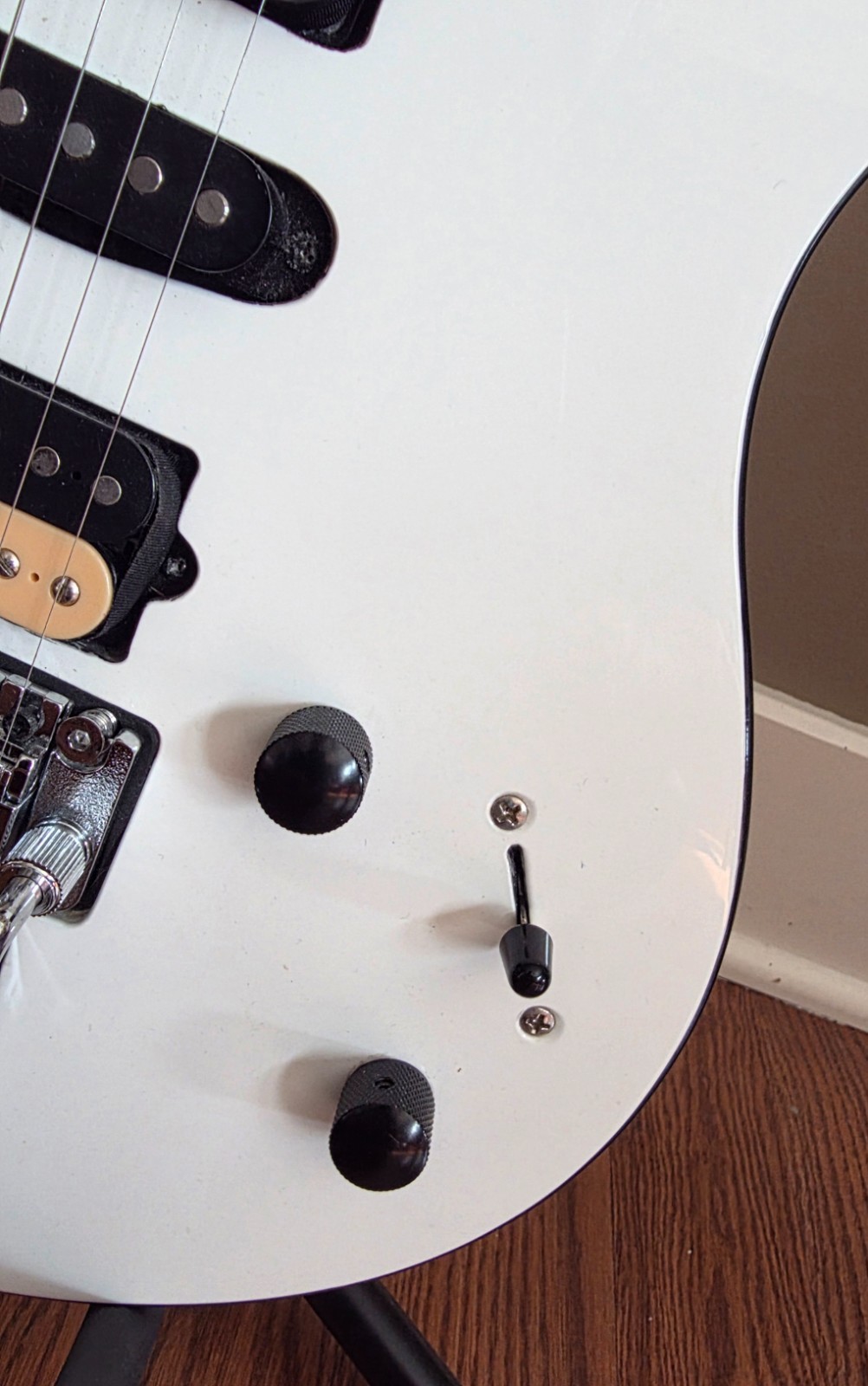 Peavey HP Special “early 2000’s” Guitar – White with Gig Bag
