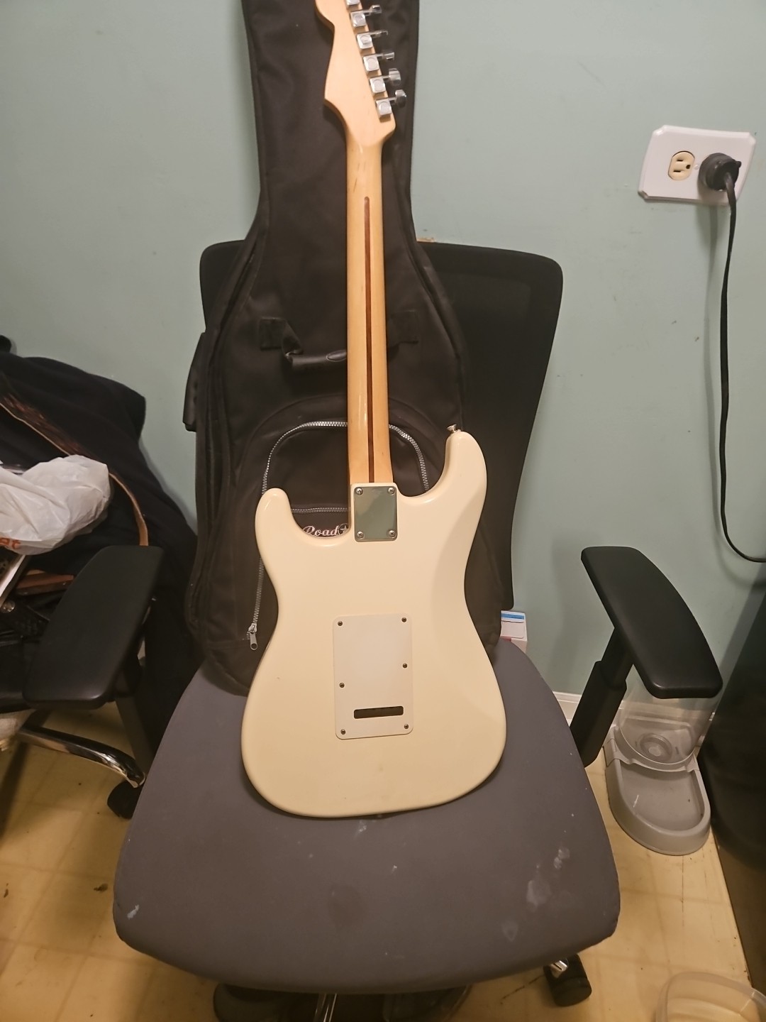 2004 FENDER Standard “Fat” Strat® HSS – MIM – Cream with dirty finger pickup
