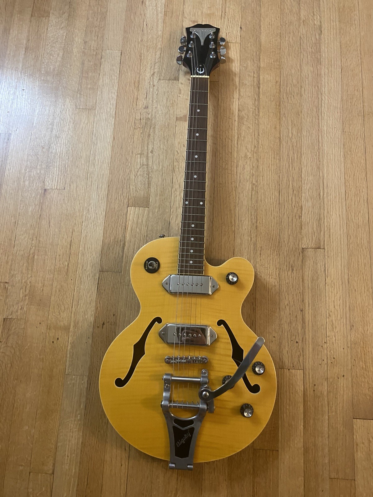 Epiphone Archtop WildKat Electric Guitar – Bigsby Tremolo