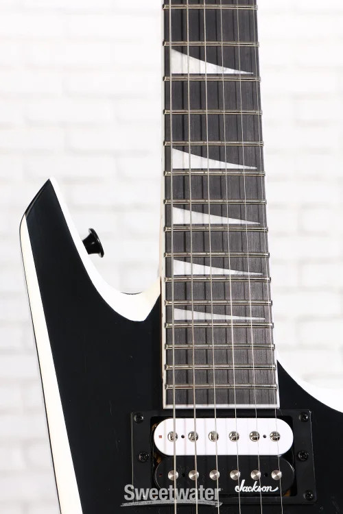 Jackson JS32 Warrior – Black with White Bevels