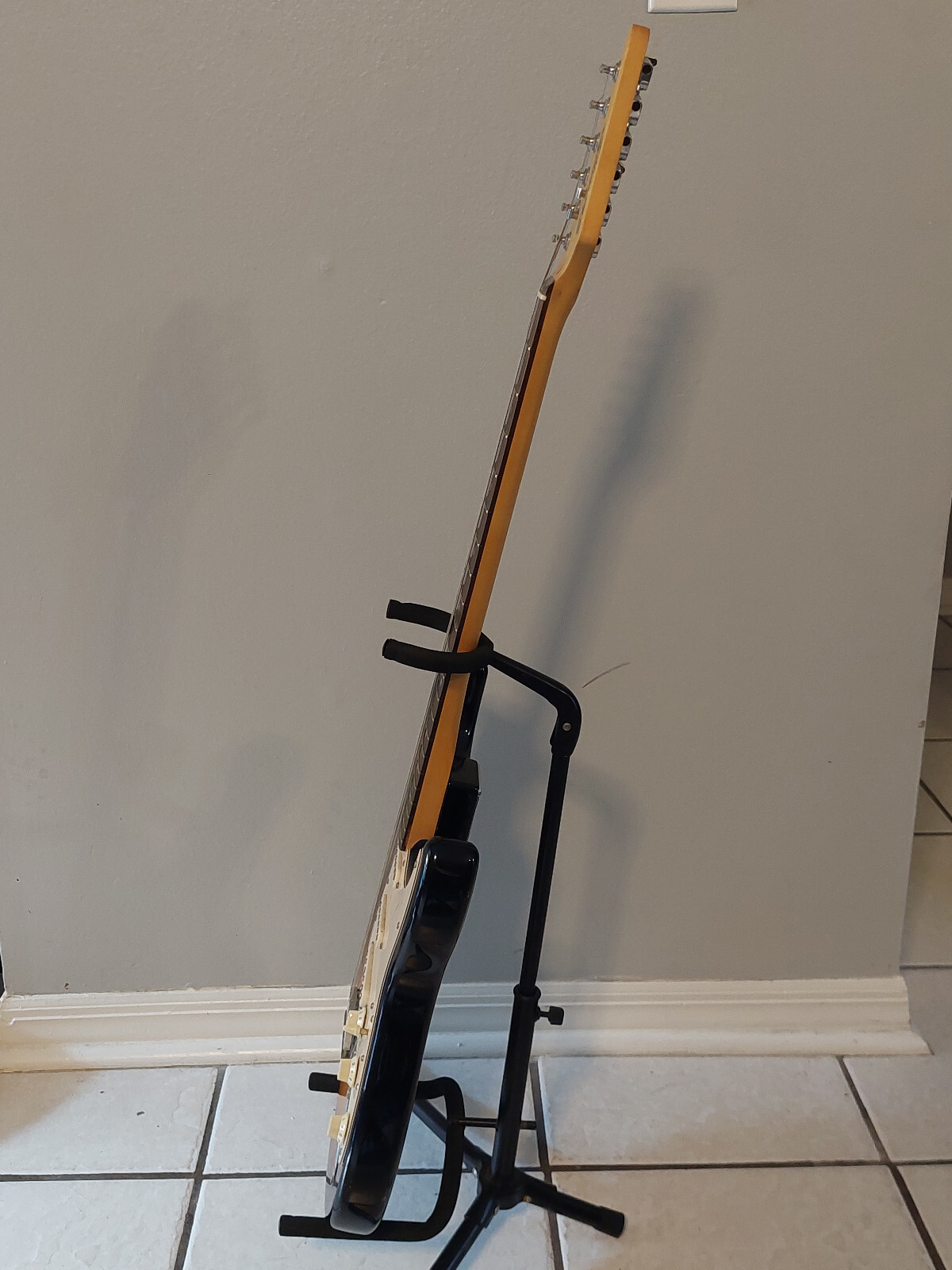 Starcaster by Fender Stratocaster 3-Tone Sunburst Electric Guitar