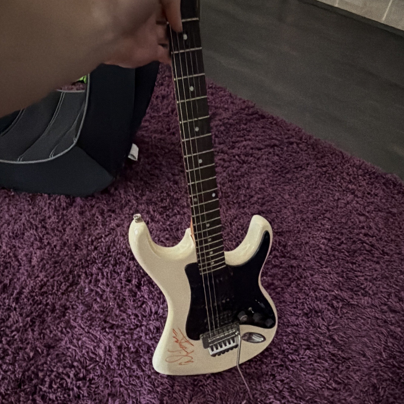White Kramer Striker 300ST White Electric Guitar Signed by Alice Cooper/W Photo