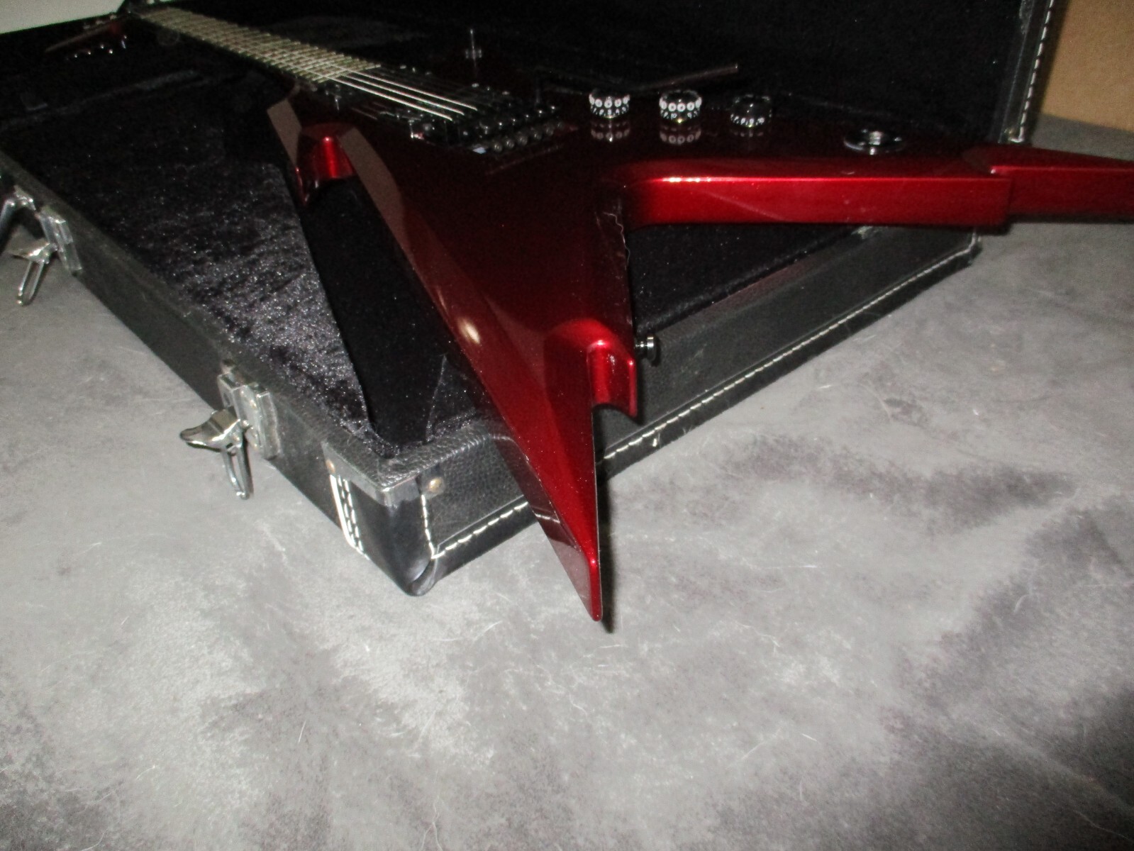 Dean RZR Razorback guitar candy apple red