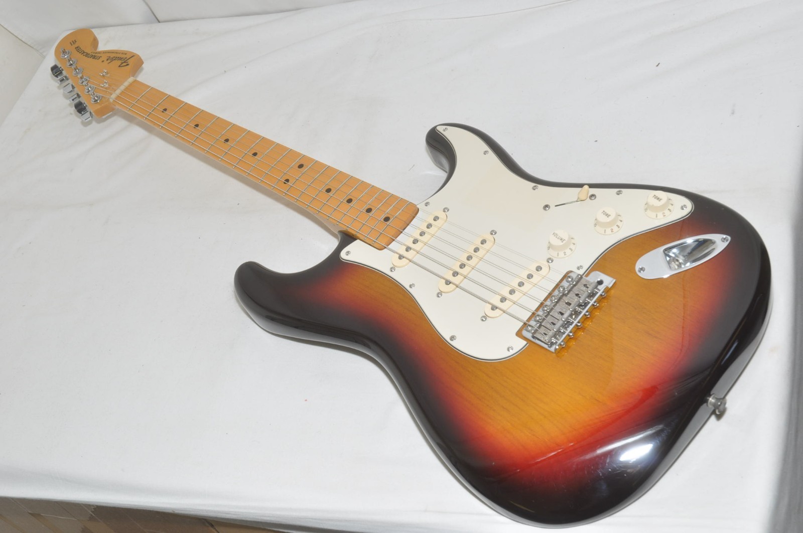 Fender Japan ST-68 Large Head Stratocaster Electric Guitar Ref No 7677