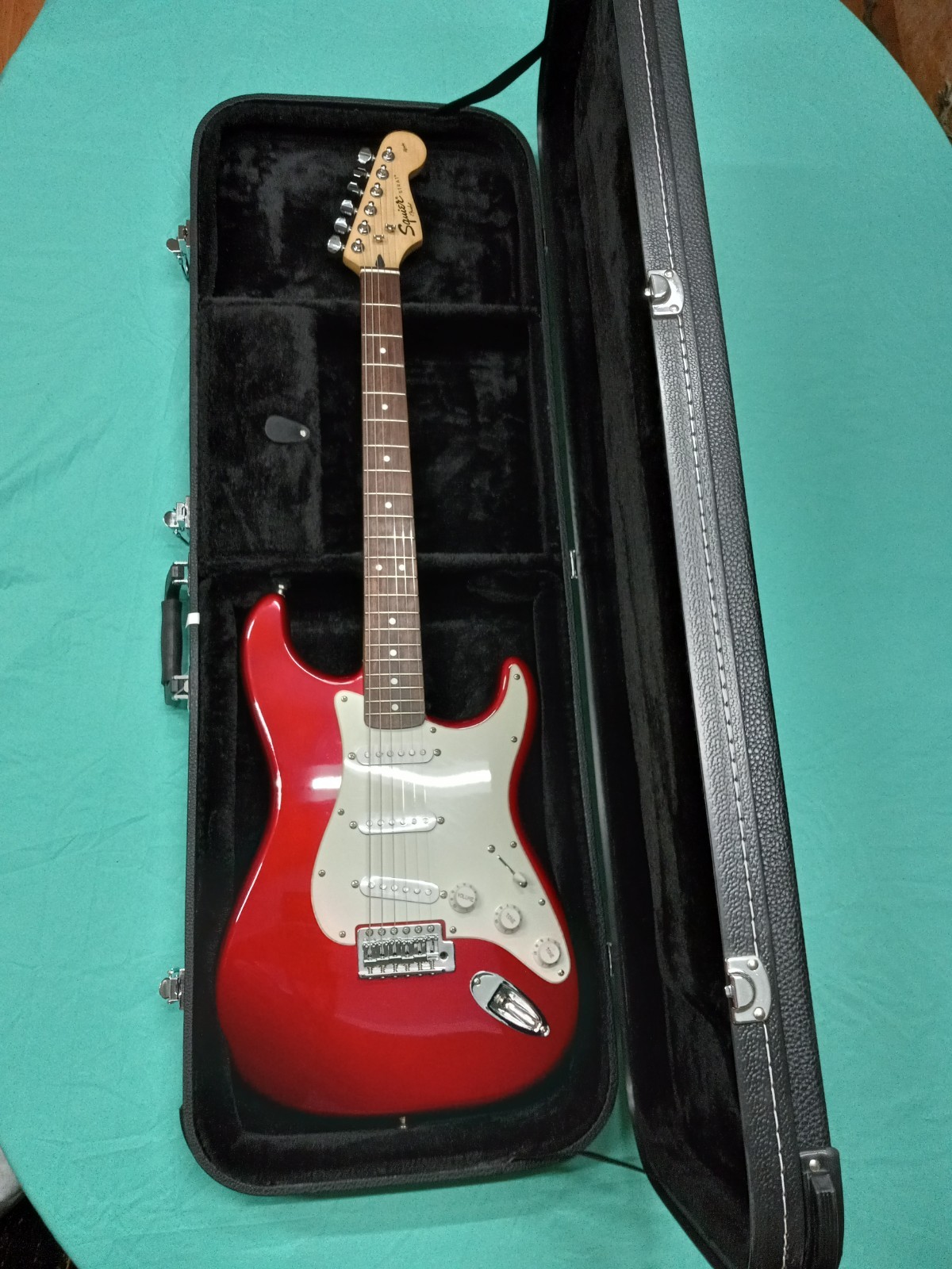 Fender Squier Affinity Strat Metallic Red w/ hardcase