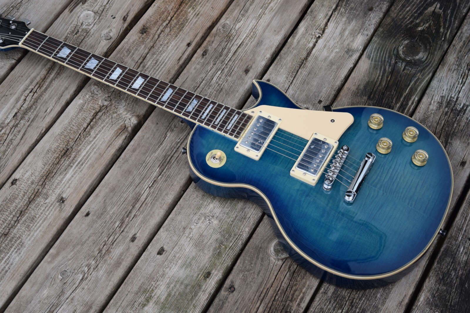 Electric Guitar Mahogany Body Maple Top into Blue Finish (Groove Canadian Brand)