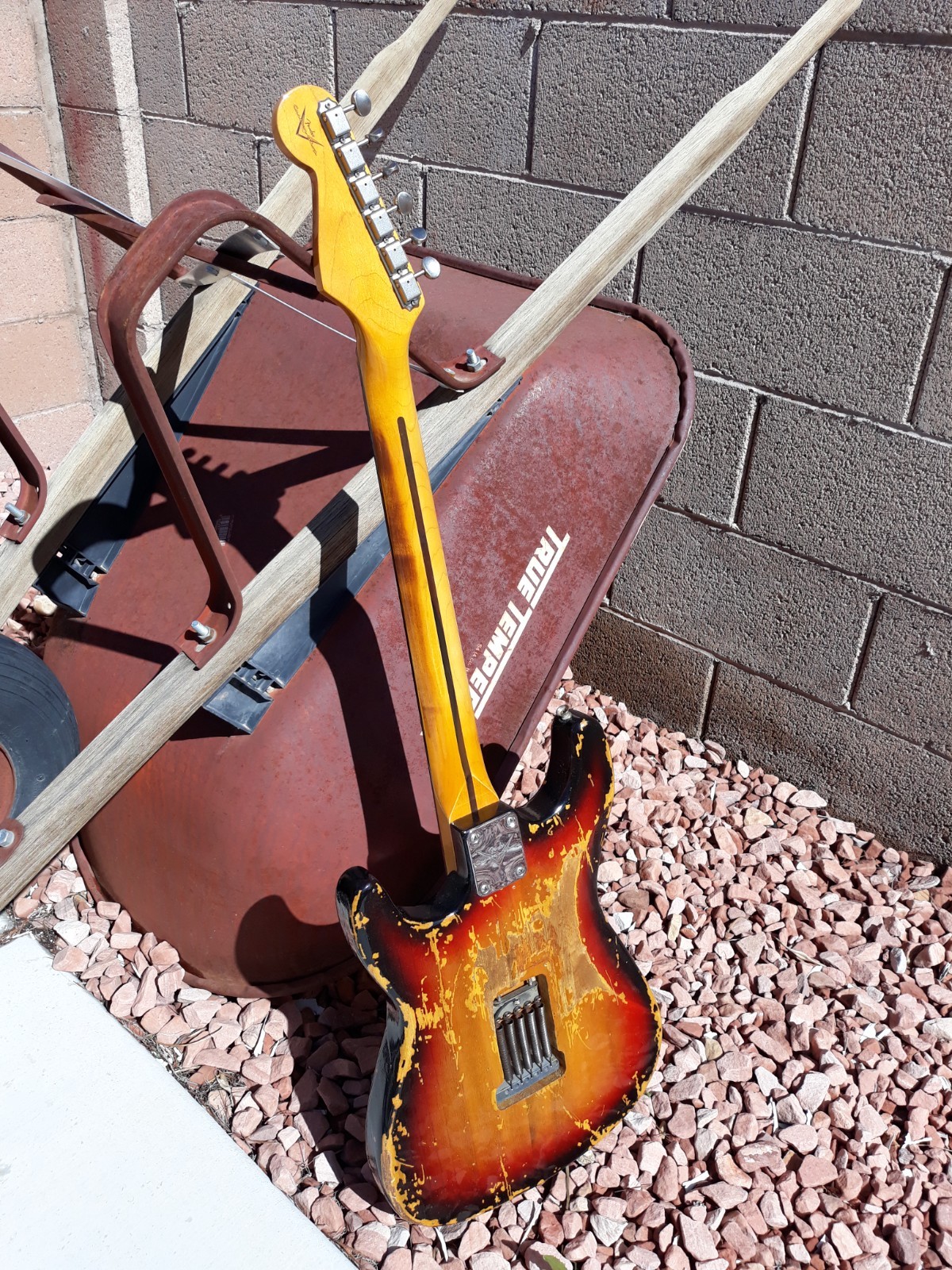 3 Tone Sunburst 65 Tribute Stratocaster Vintage – HEAVY RELIC Vintage NITRO