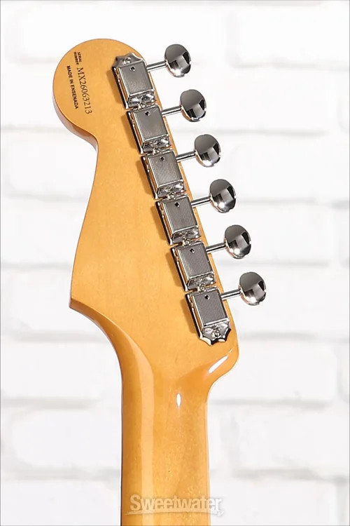 Fender Robert Cray Standard Stratocaster – 3-color Sunburst with Rosewood