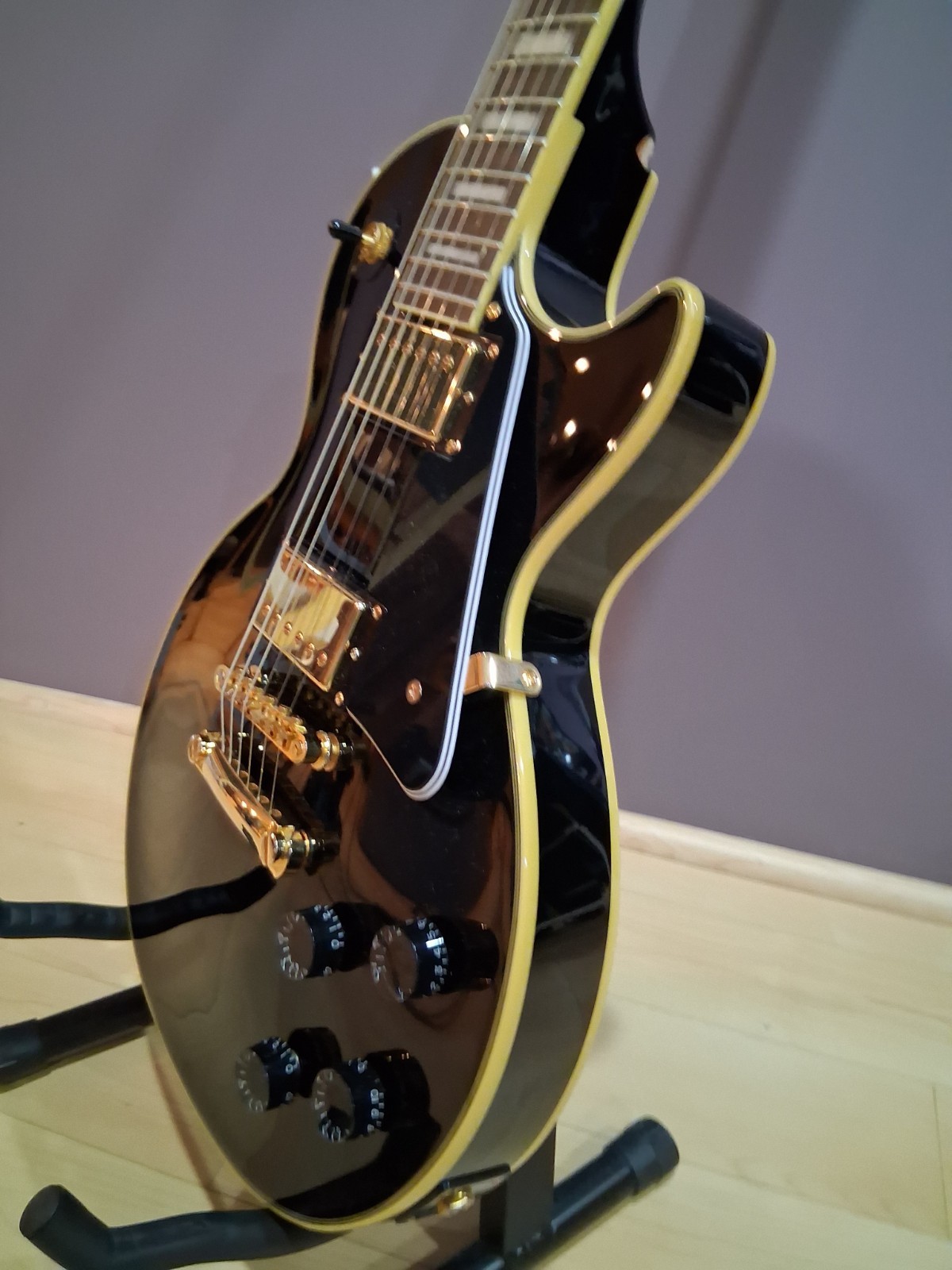 Epiphone Les Paul Custom Pro – Black with Gold Hardware and Henry Heller Case
