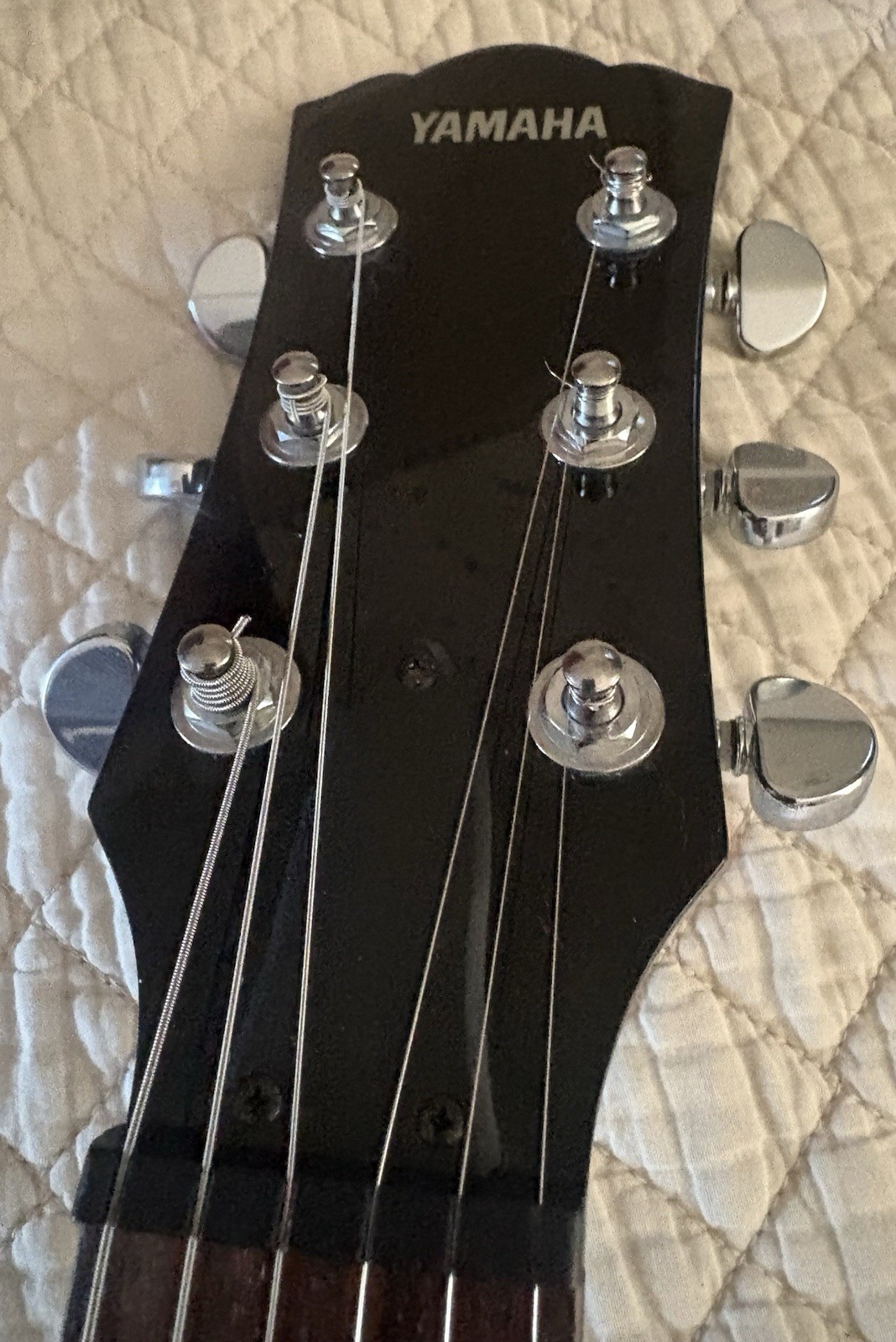 Yamaha AES420 AES Series Solid Body 6-String Electric Guitar Black