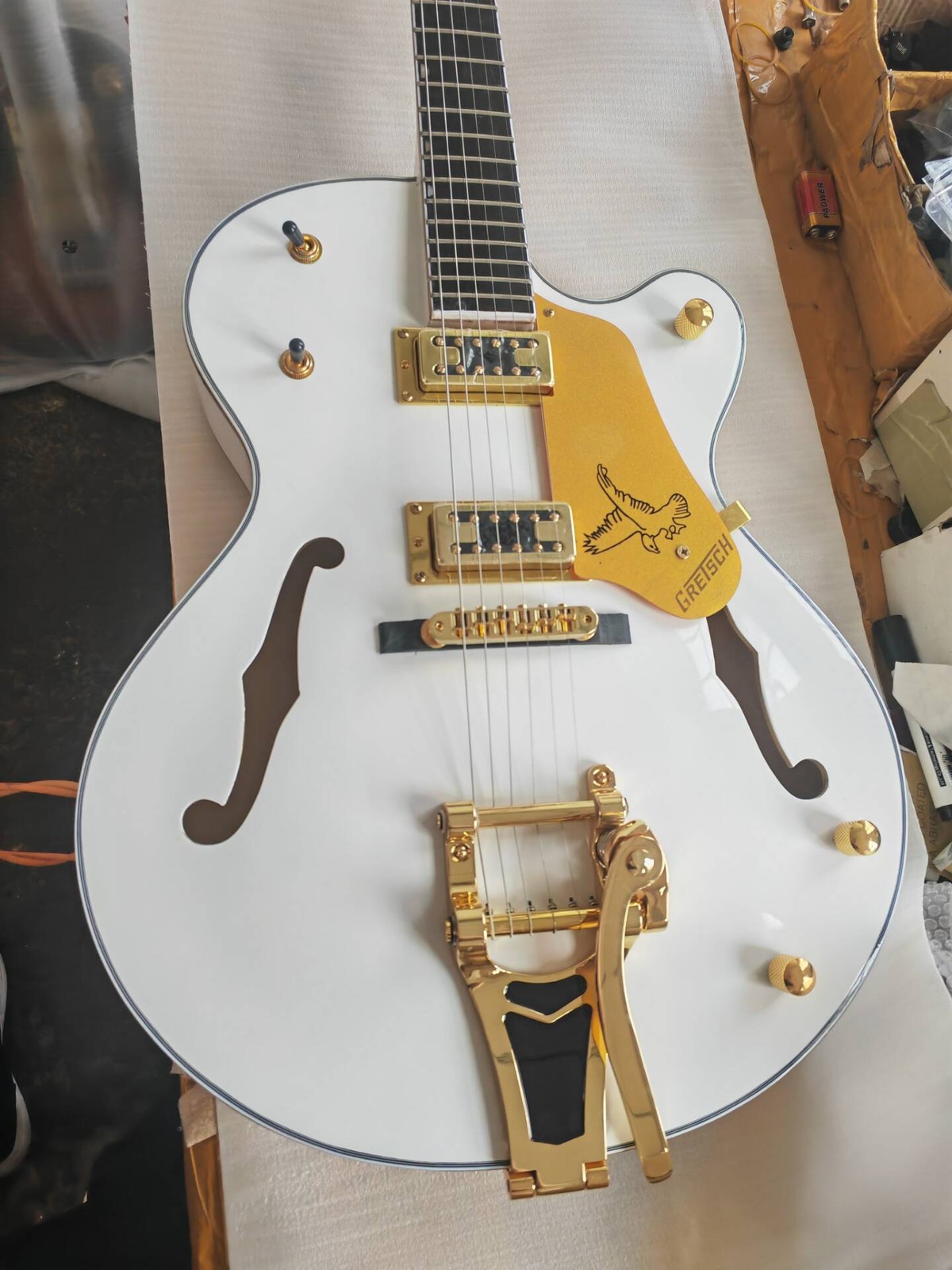 Custom White Semi Hollow Body Jazz Electric Guitar Professional Guitar