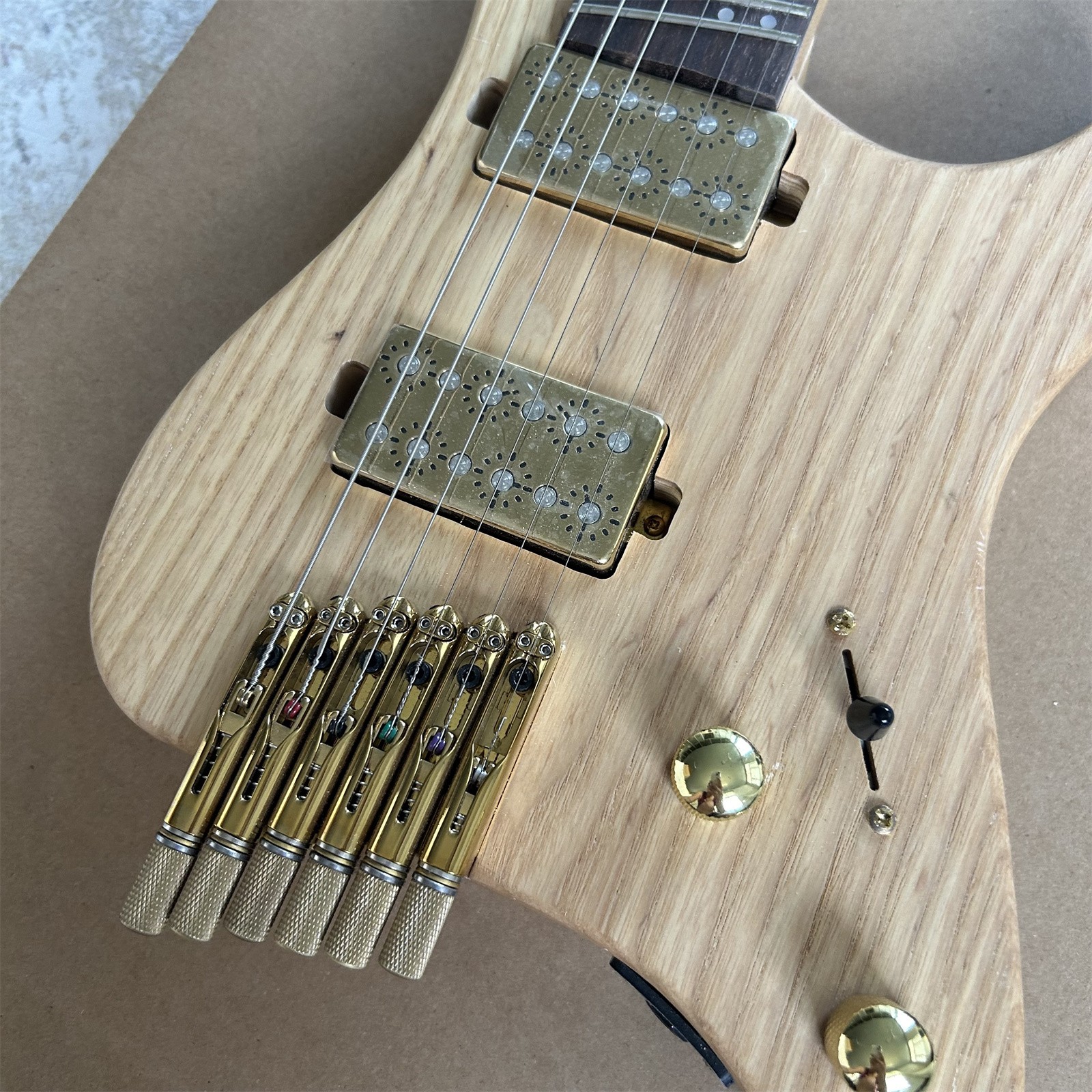 Portable Headless High End Solid Body Log Color Electric Guitar 24 Frets