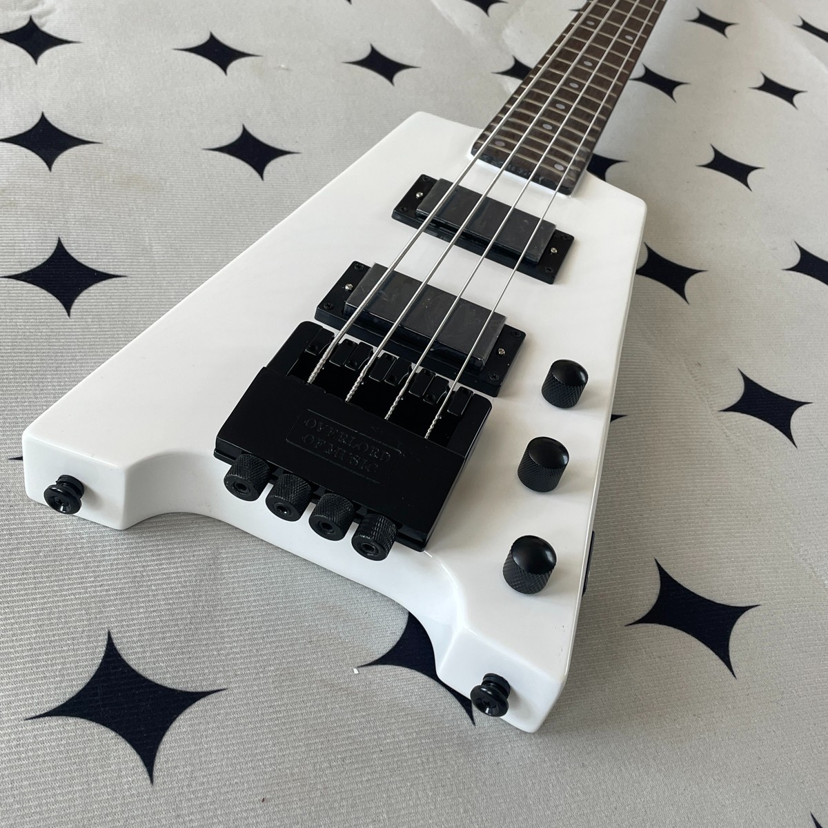 Headless bass; White; mahogany body; maple neck; headless portable guitar