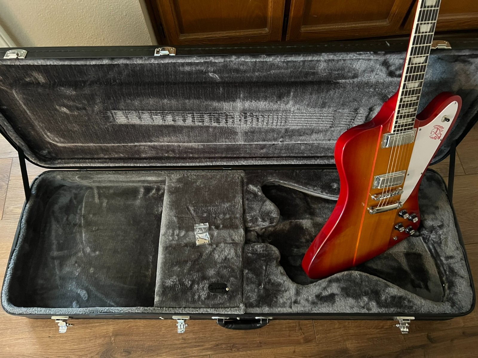 NEW Epiphone 1963 Firebird V Electric Guitar – Vintage Sunburst Hard Shell Case